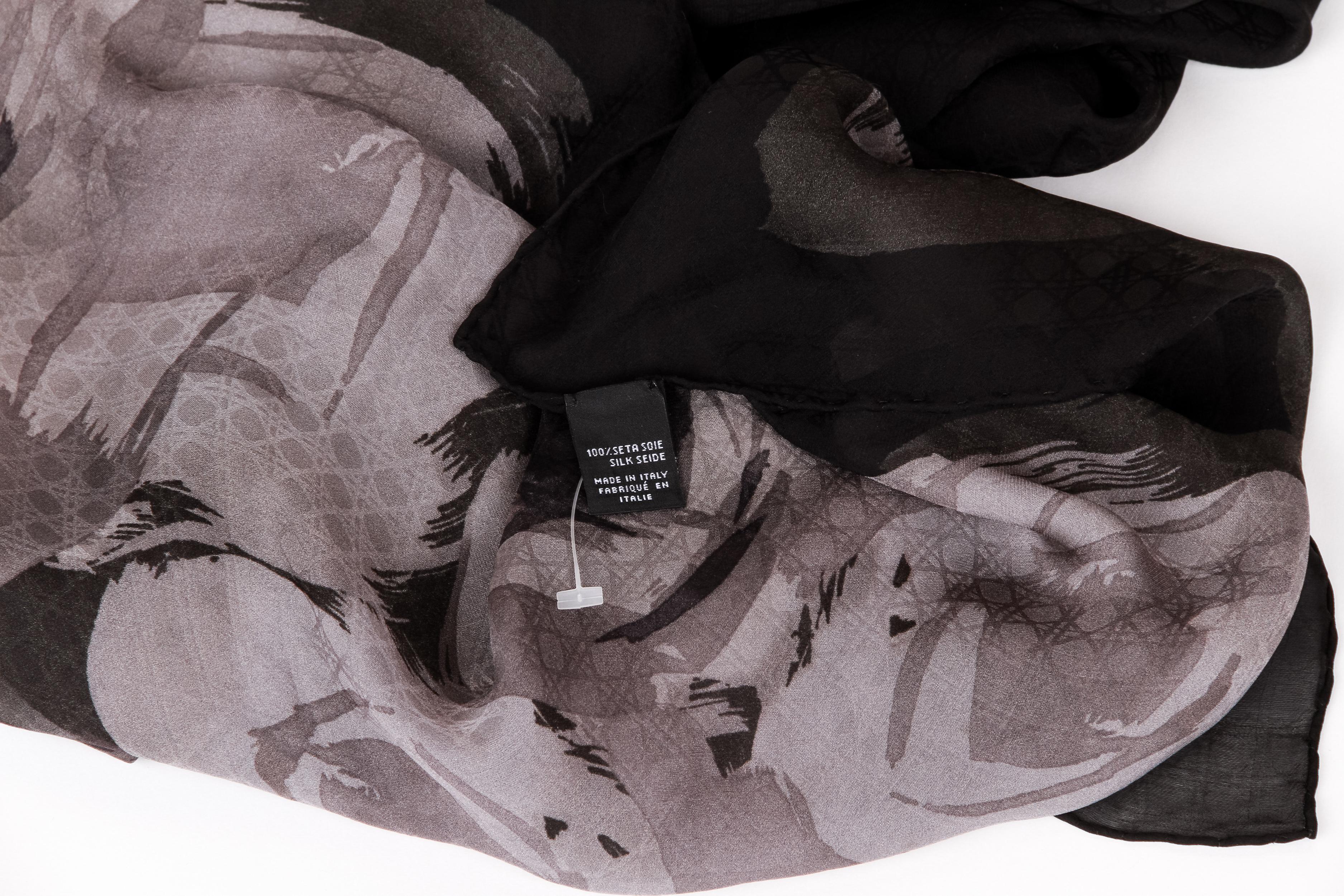 Christian Dior - Écharpe châle en soie matelassée noire avec étole, état neuf Neuf - En vente à West Hollywood, CA