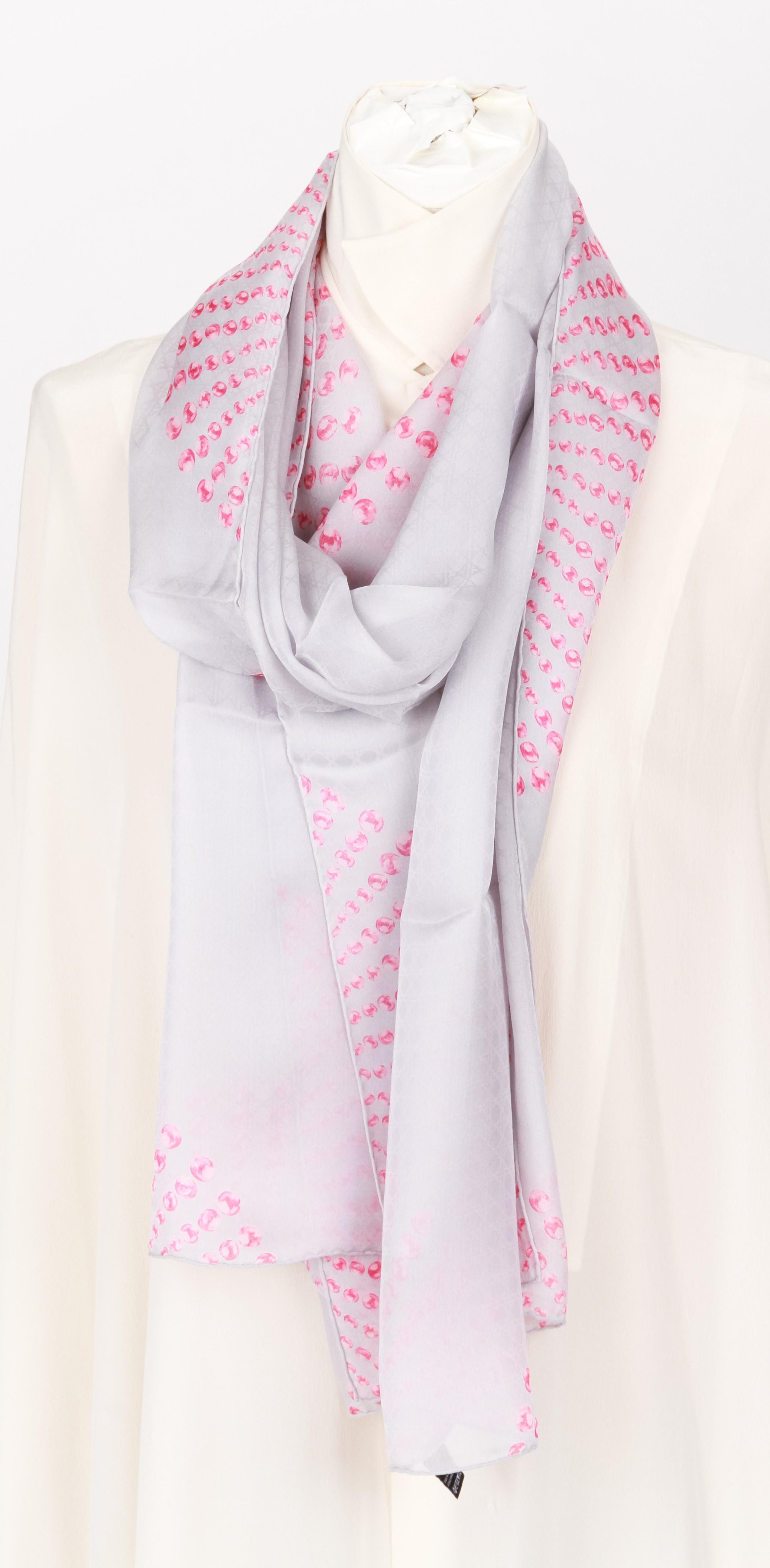 Dior brandneue graue gesteppte Stola mit rosa Kugeln, 100% Seidenchiffon, 27