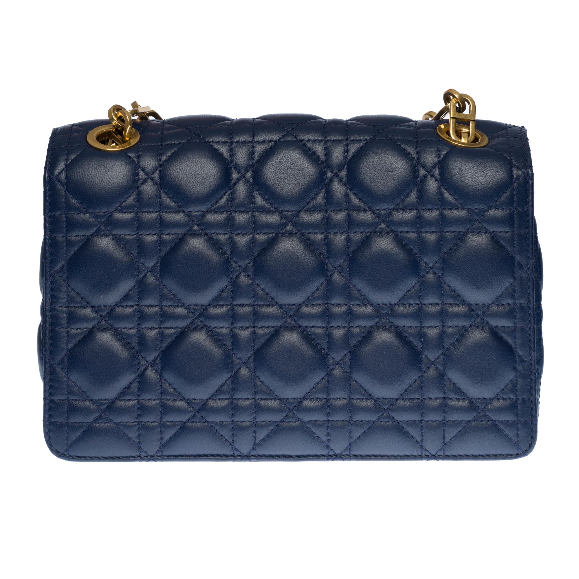 Elegant shoulder bag Christian Dior Miss Dior with double flap in navy blue cannage leather, gold metal hardware, a chain handle transformable into gold metal allowing a hand or shoulder or shoulder strap.

Closure with flap and clasp stamped in