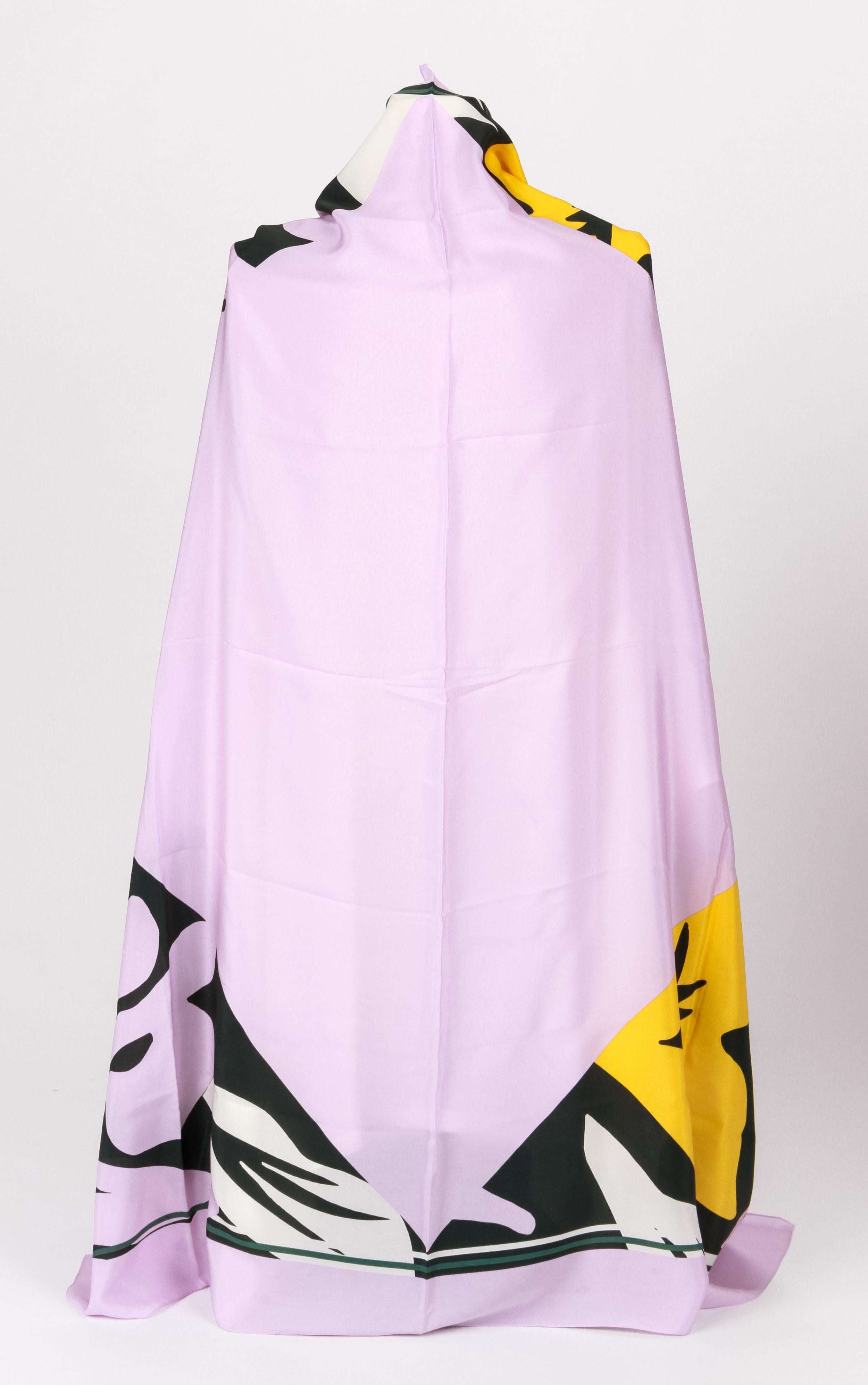 Châle surdimensionné en soie taupe de 137 cm Christian Dior, Neuf  Pour femmes en vente
