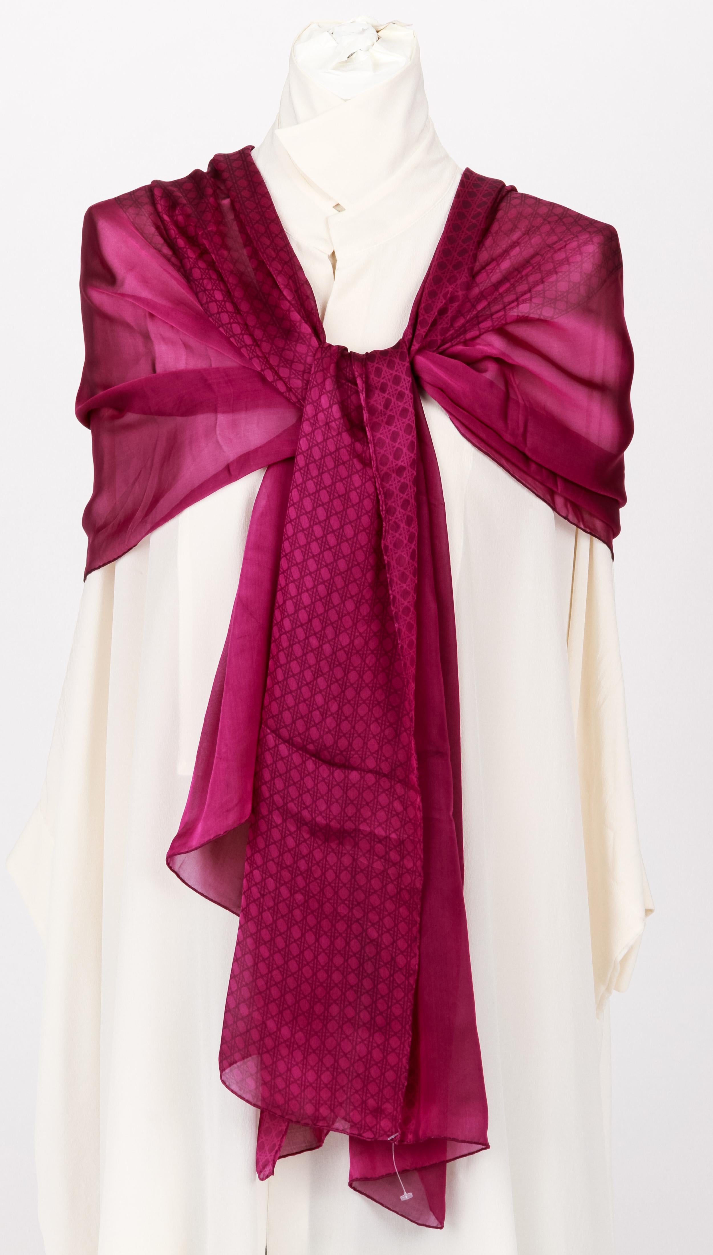 Christian Dior Lila gesteppter Seiden-Stola-Schal (Violett) im Angebot