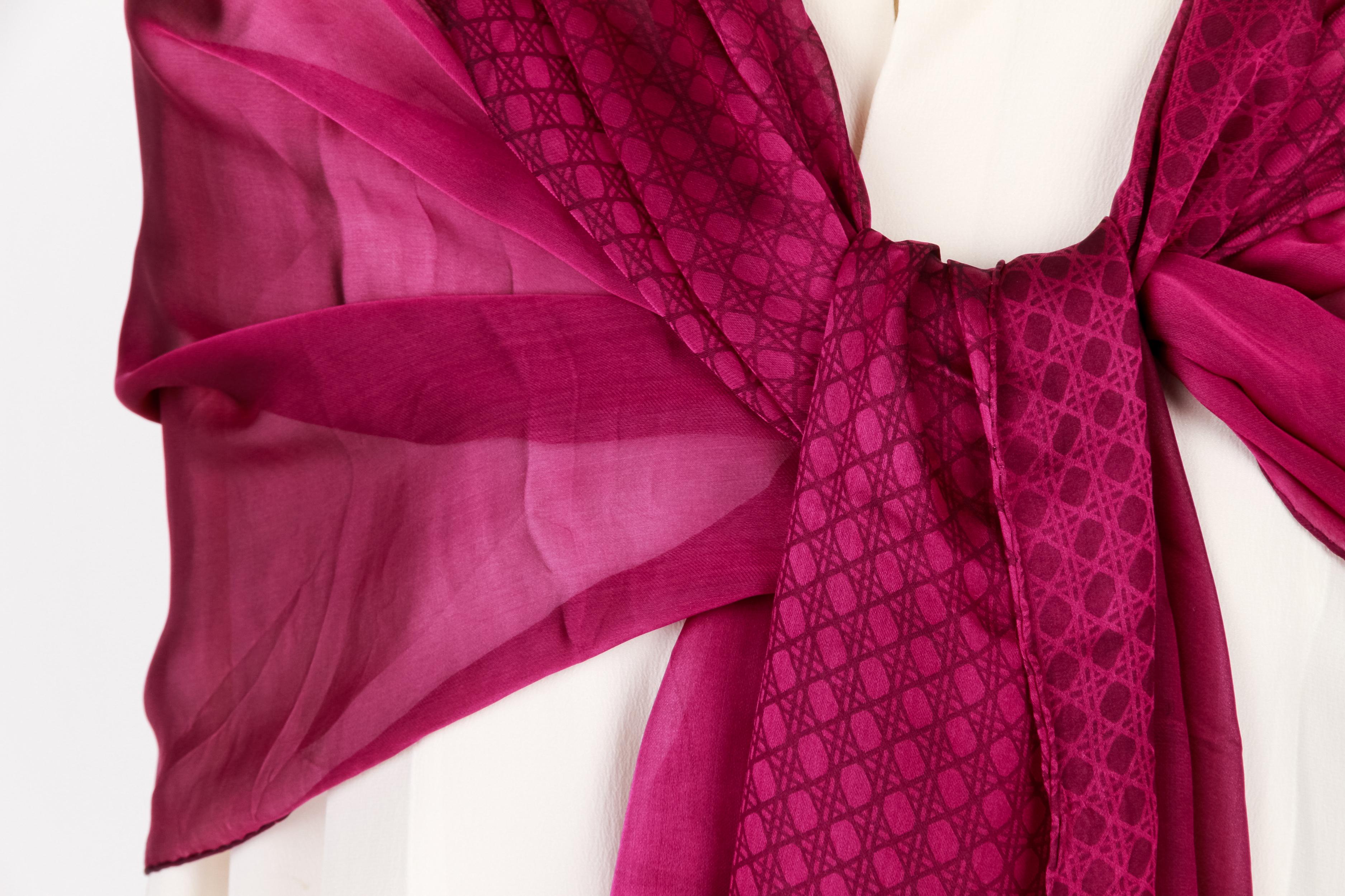 Christian Dior Lila gesteppter Seiden-Stola-Schal im Zustand „Neu“ im Angebot in West Hollywood, CA