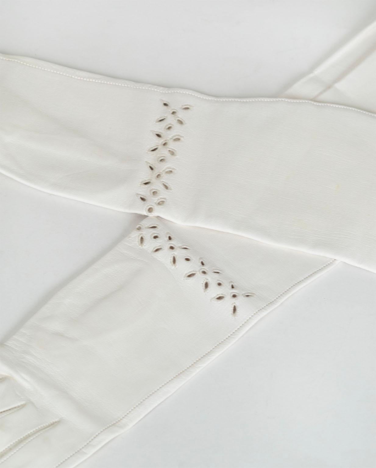 New Christian Dior White Kidskin Elbow Gloves w Eyelets, Orig Pkg – XS–S, 1950s In New Condition For Sale In Tucson, AZ