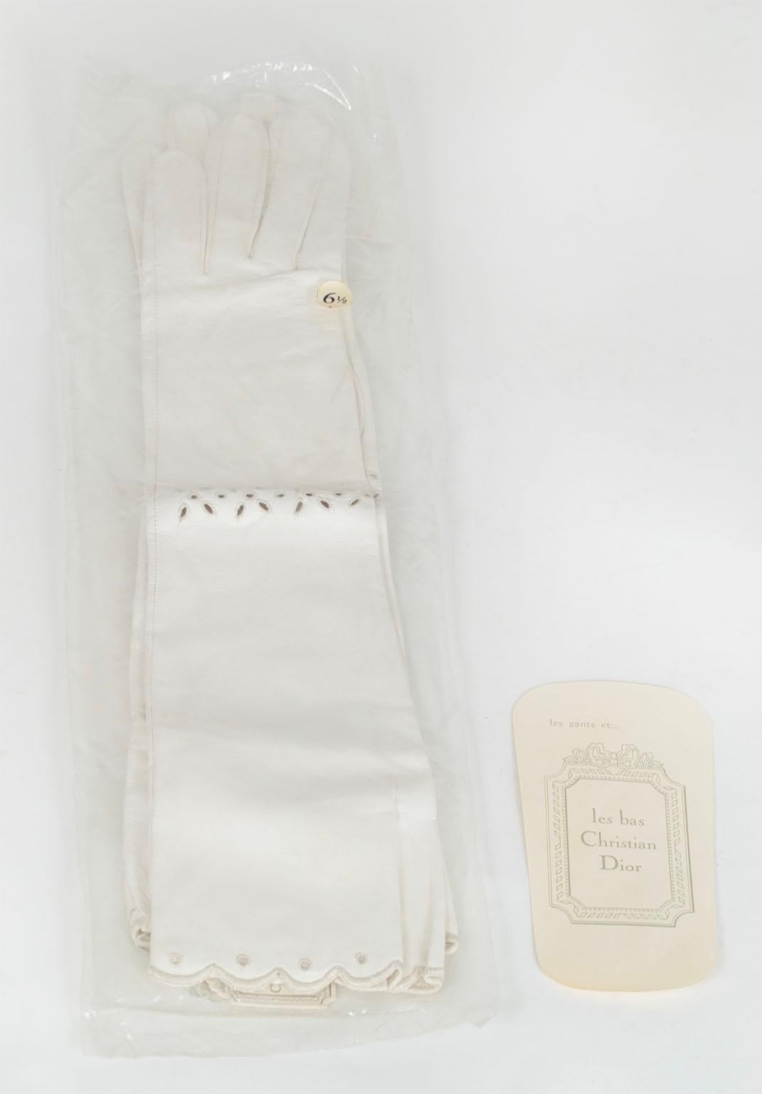 New Christian Dior White Kidskin Elbow Gloves w Eyelets, Orig Pkg – XS–S, 1950s For Sale 1
