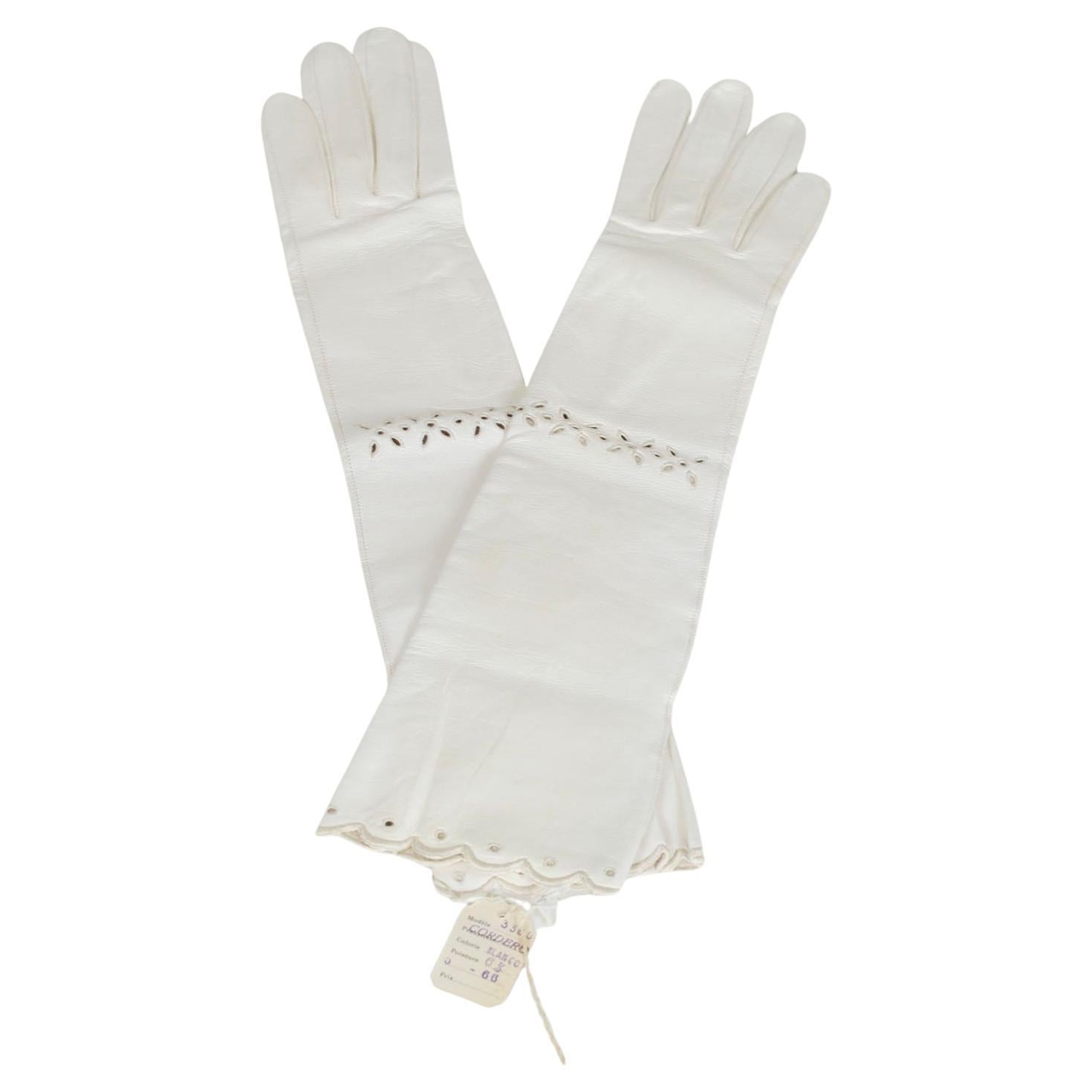 New Christian Dior White Kidskin Elbow Gloves w Eyelets, Orig Pkg – XS–S, 1950s For Sale
