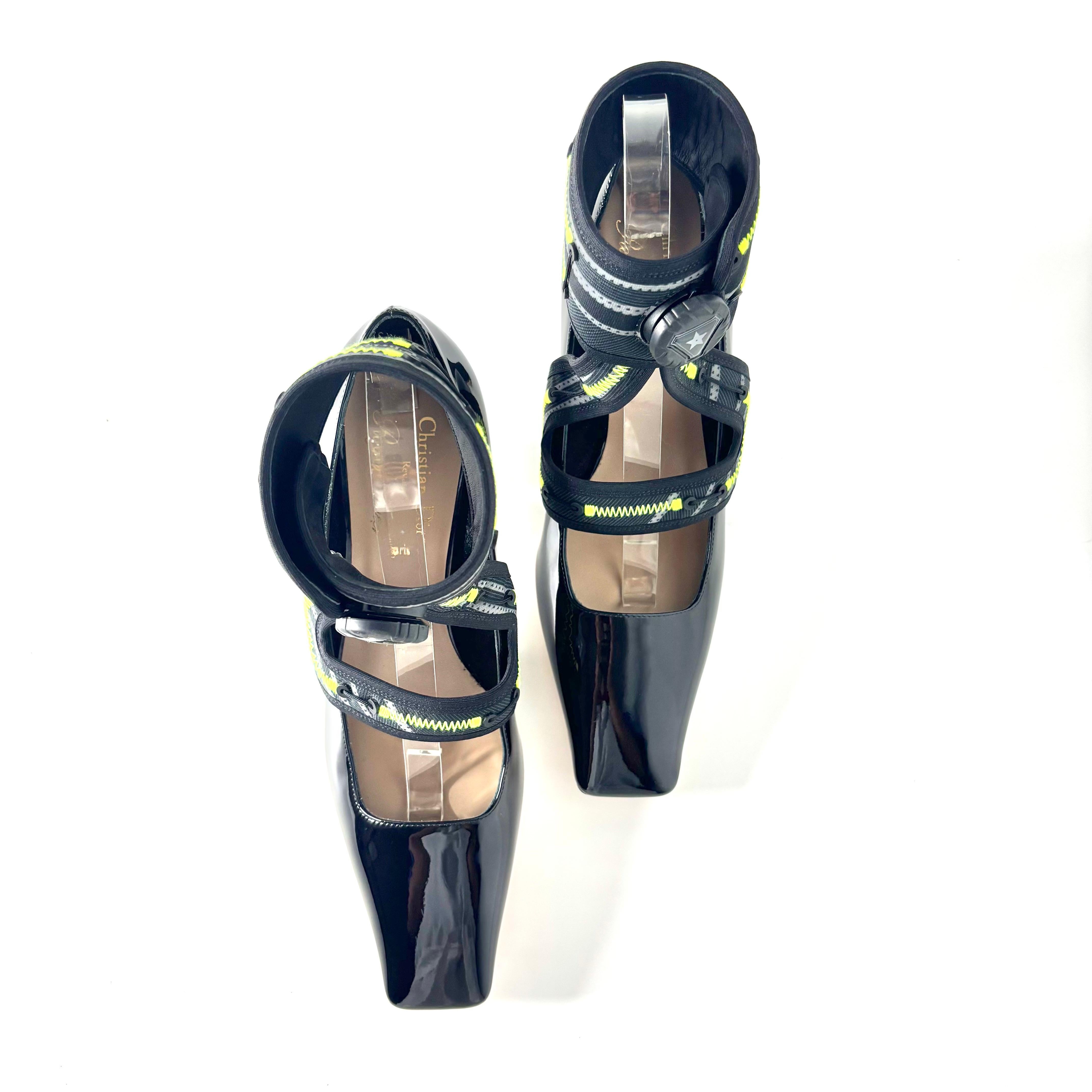 Décolleté in pelle verniciata Dior X Roger Vivier
MD0522
Nuovo, senza scatola originale
Colore Multi
Taglia 39.5EU
Tomaia in vernice
Suola in cuoio
Punta quadrata 
Il cinturino alla caviglia è regolabile, il bottone si tira su per rilasciarlo e si