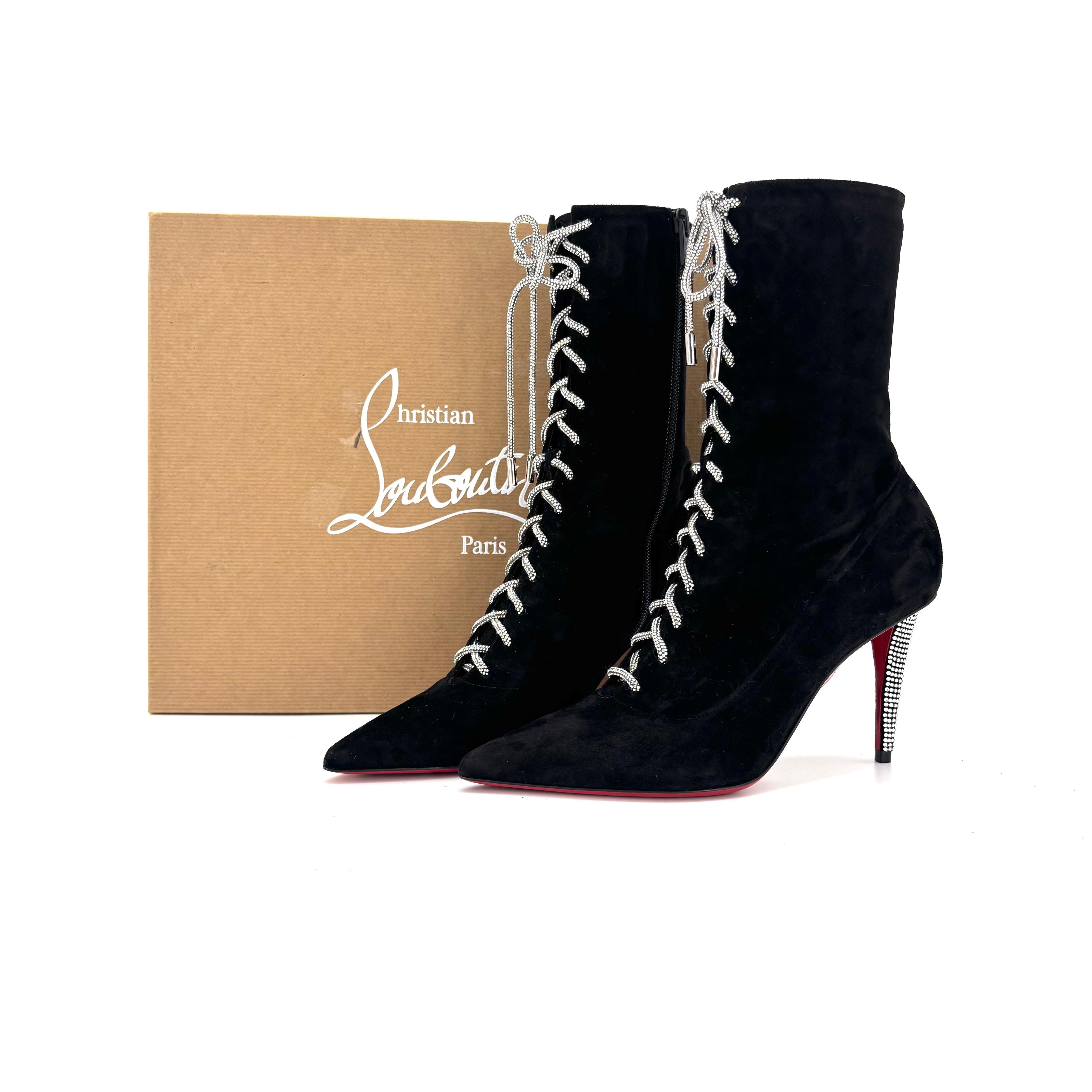 Christian Louboutin Botín Astrid Encaje Strass 85

Color Negro
Talla 37EU
Altura del tacón 85 mm

Parte superior de ante
Encaje completo
Pantalones rojos clásicos
Cordones completos de strass con aglets plateados
Tacón de aguja cubierto de