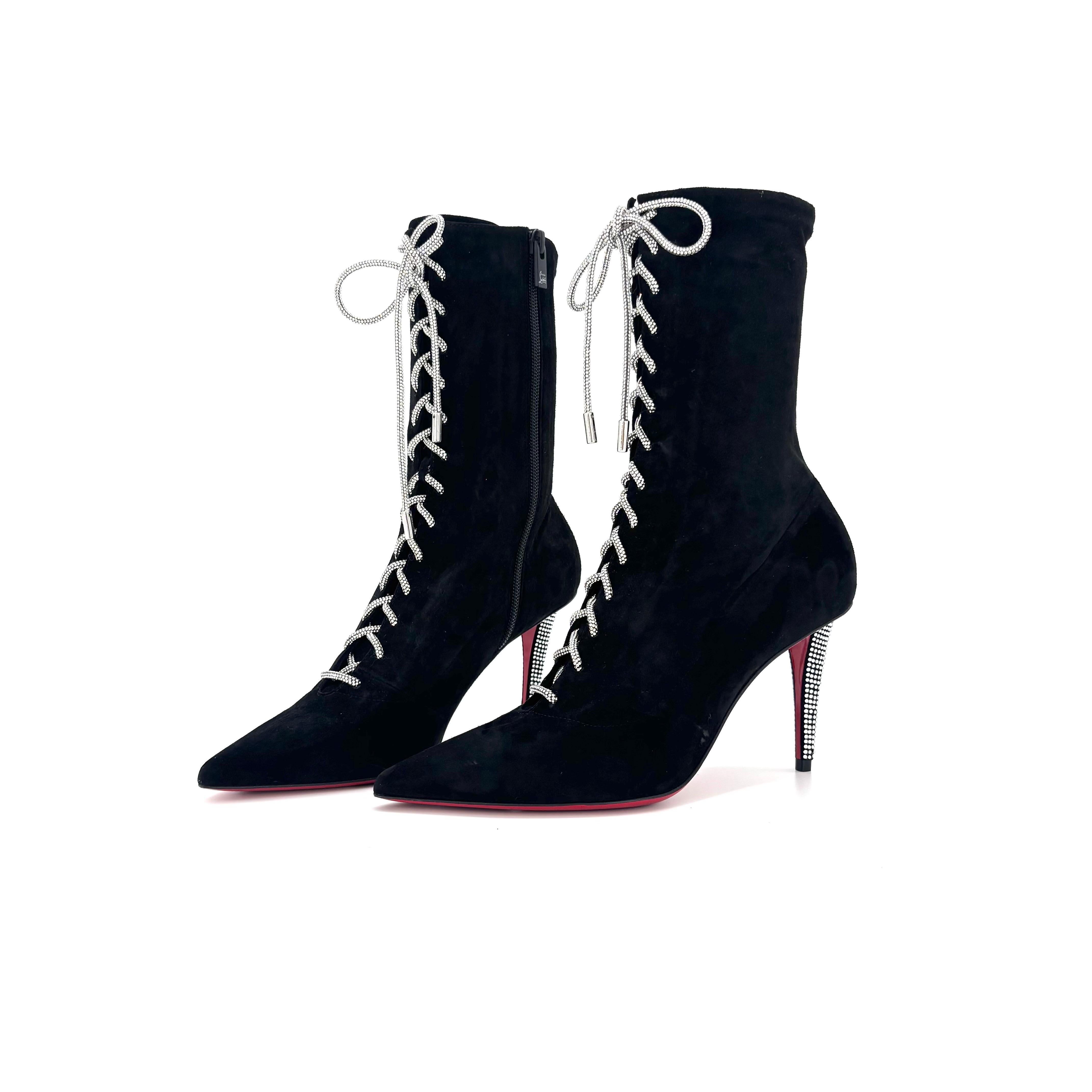 Christian Louboutin Botín Astrid Encaje Strass 85

Color Negro
Talla 38EU
Altura del tacón 85 mm

Parte superior de ante
Encaje completo
Pantalones rojos clásicos
Cordones completos de strass con aglets plateados
Tacón de aguja cubierto de