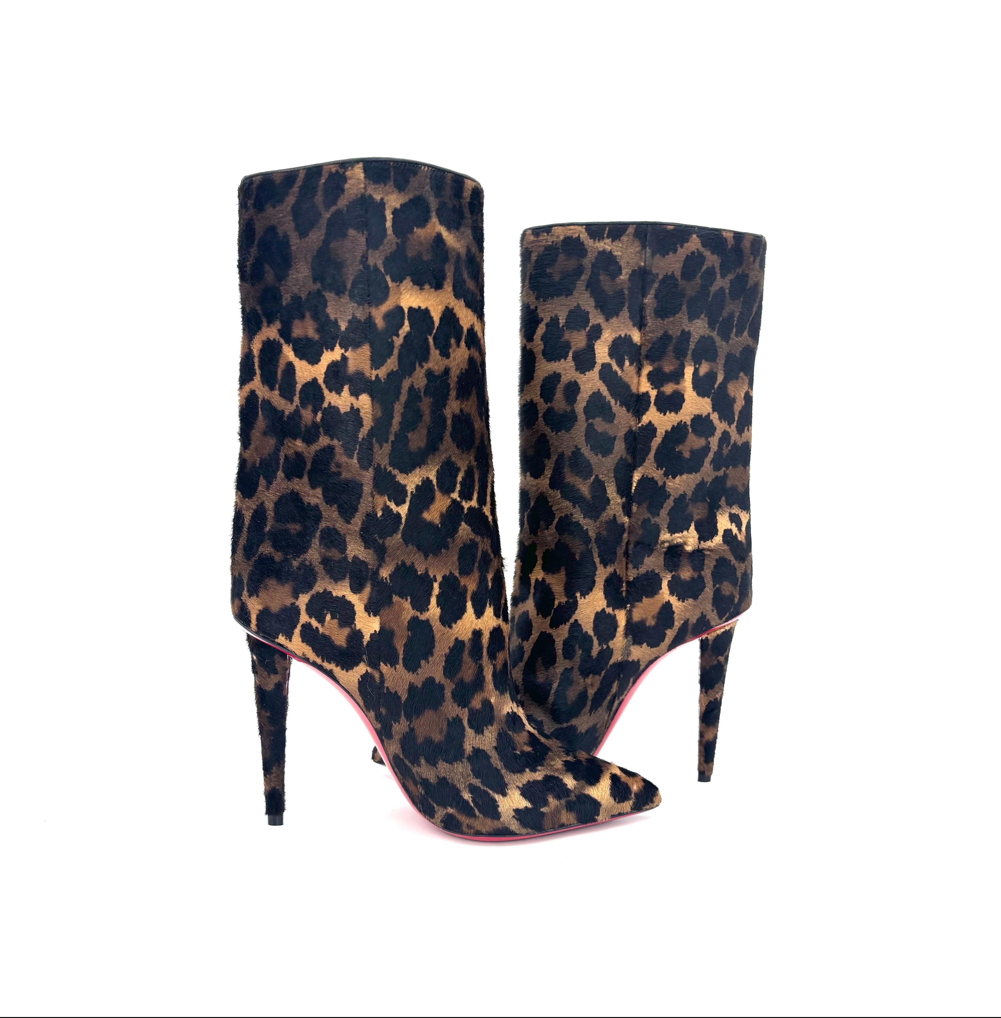 Christian Louboutin Astrilarge Botín 100 Pony Kitty Kid

Color Multi
Talla 36.5EU
Altura del tacón 100 mm

Pelo en la parte superior
Suela de cuero lacado rojo
Largo por encima de la rodilla
Tacón de aguja alto
Estampado de leopardo

Nuevo, sin caja