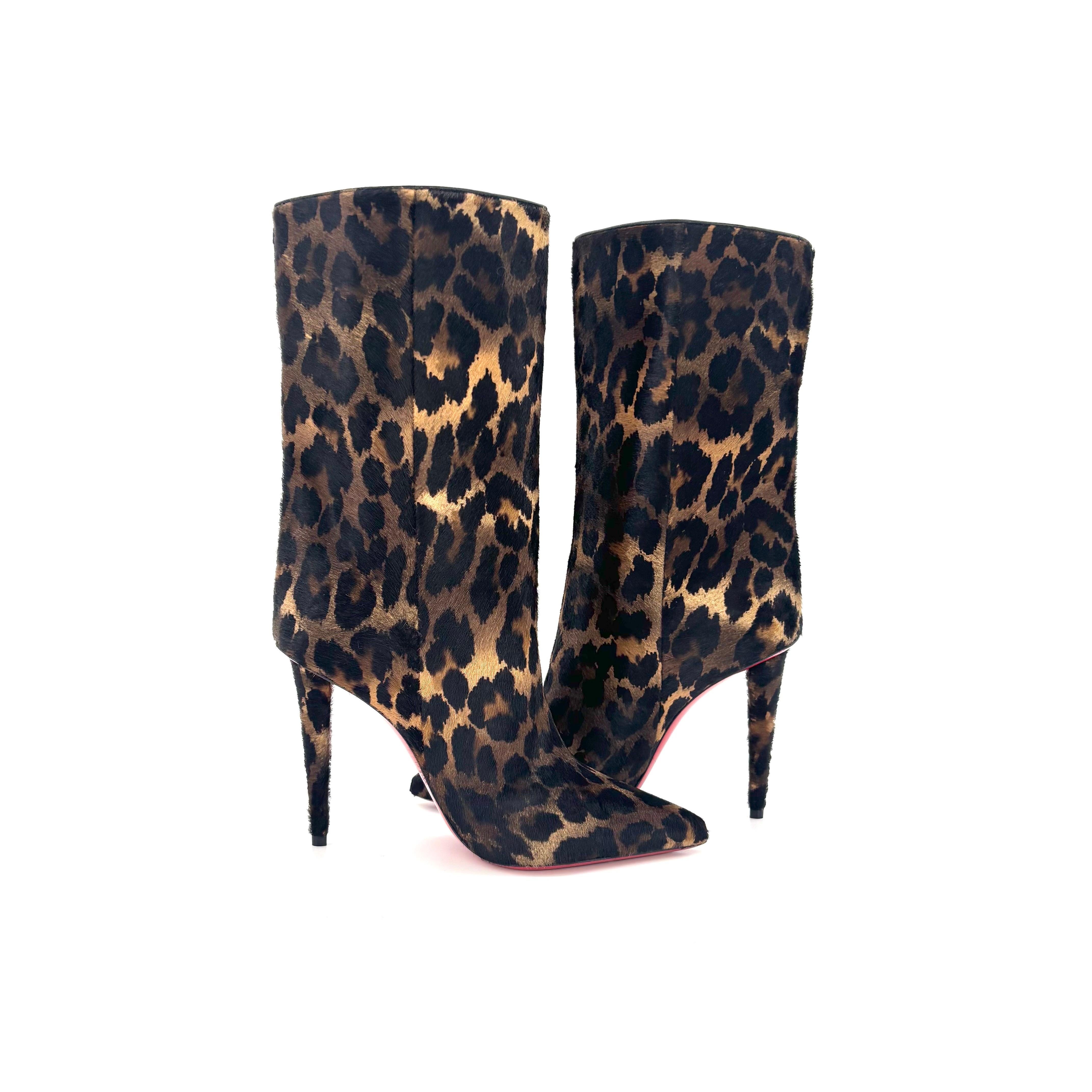 Christian Louboutin Astrilarge Botín 100 Pony Kitty Kid

Color Multi
Talla 37.5EU
Altura del tacón 100 mm

Pelo en la parte superior
Suela de cuero lacado rojo
Puntera puntiaguda
Tacón de aguja alto
Estampado de leopardo
Fabricado en Italia

Nuevo,