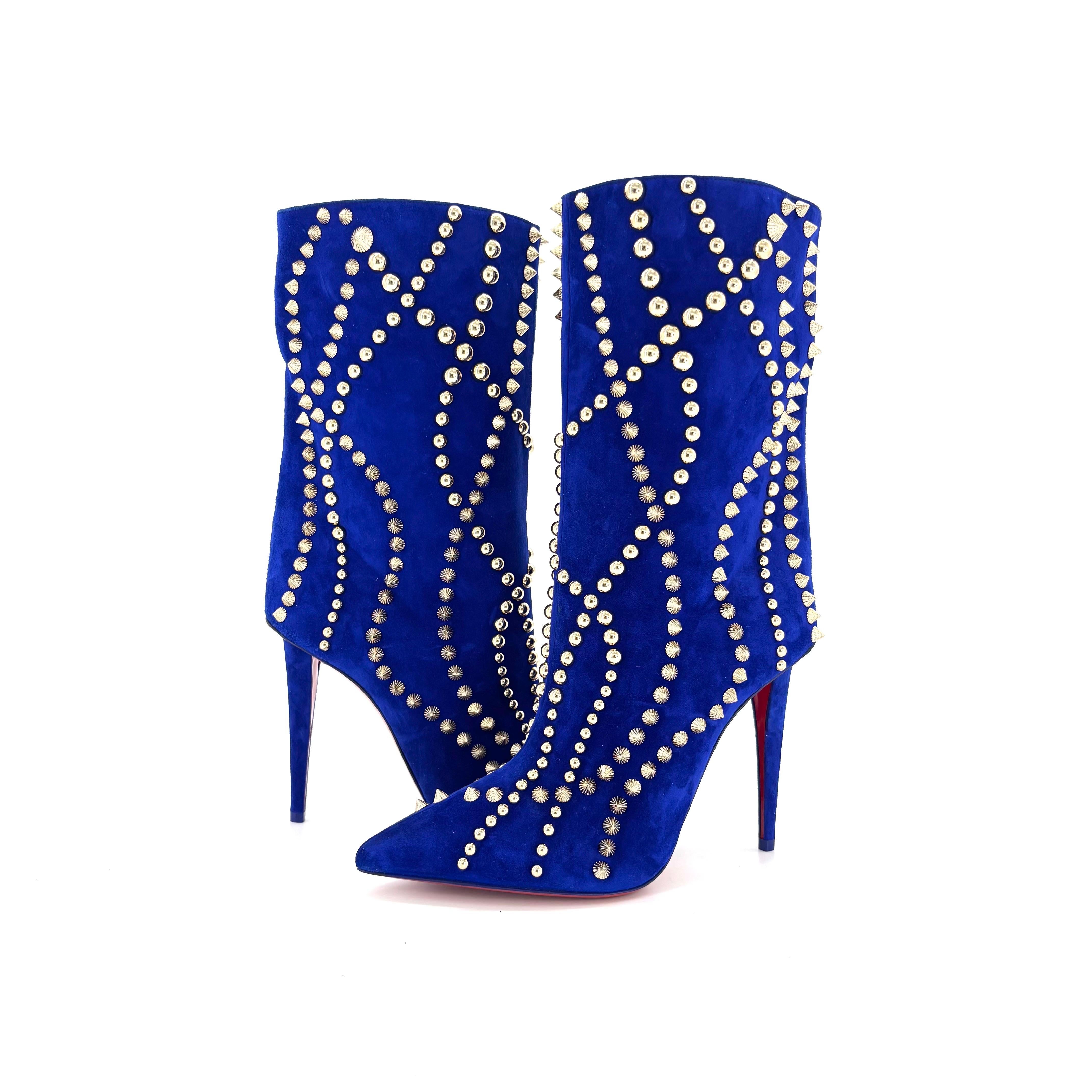 Christian Louboutin Botín Astrilarge Pika 100 Galactiqueen Botas con puntera afilada

Color Azul
Talla 39EU
Altura del tacón 100 mm

Parte superior de piel de becerro
Forrado de piel
Suela de cuero rojo
Punta afilada
Todo tachonado
Tacón de aguja