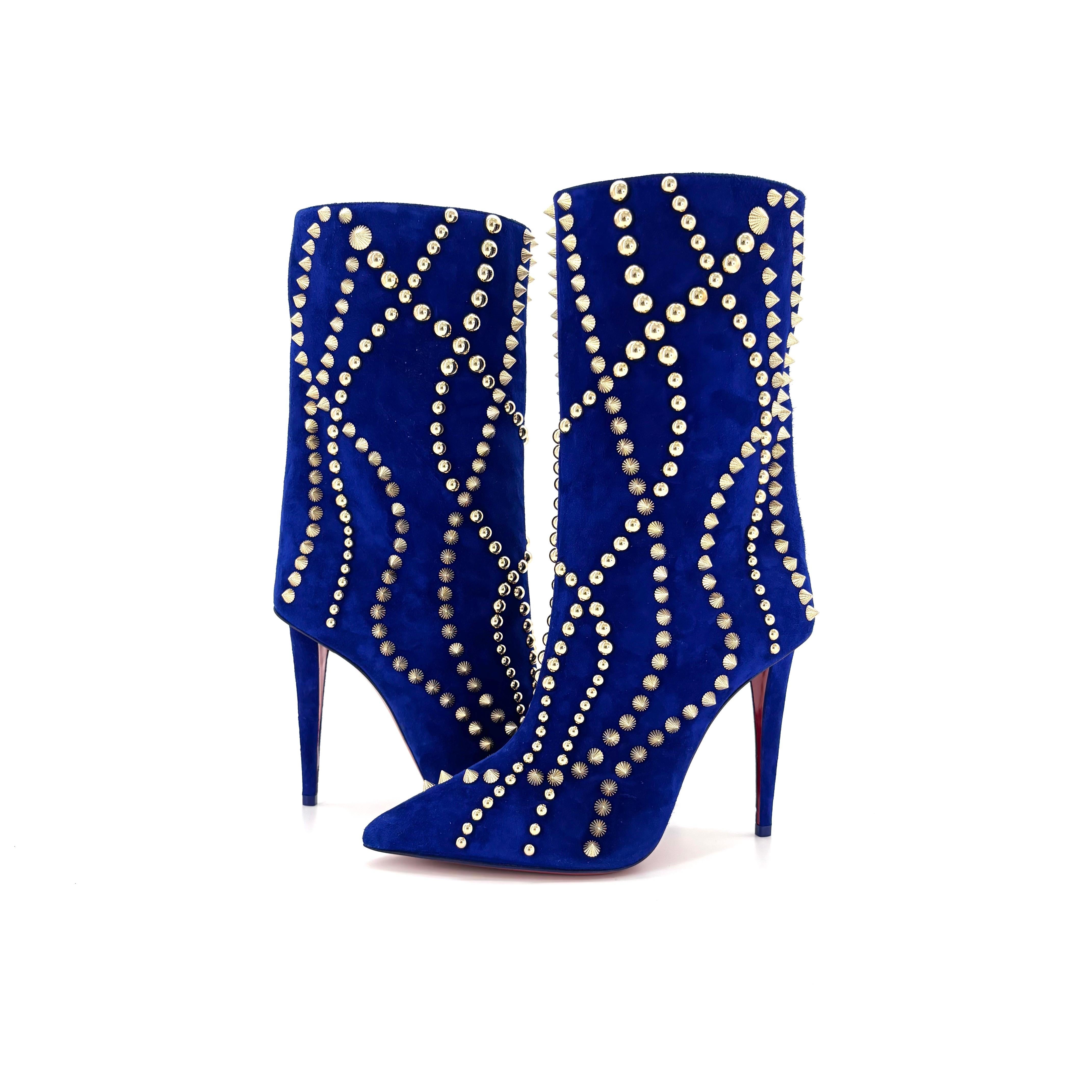 Christian Louboutin Botín Astrilarge Pika 100 Galactiqueen Botas con puntera afilada

Color Azul
Talla 38EU
Altura del tacón 100 mm

Parte superior de piel de becerro
Forrado de piel
Suela de cuero rojo
Punta afilada
Todo tachonado
Herrajes con