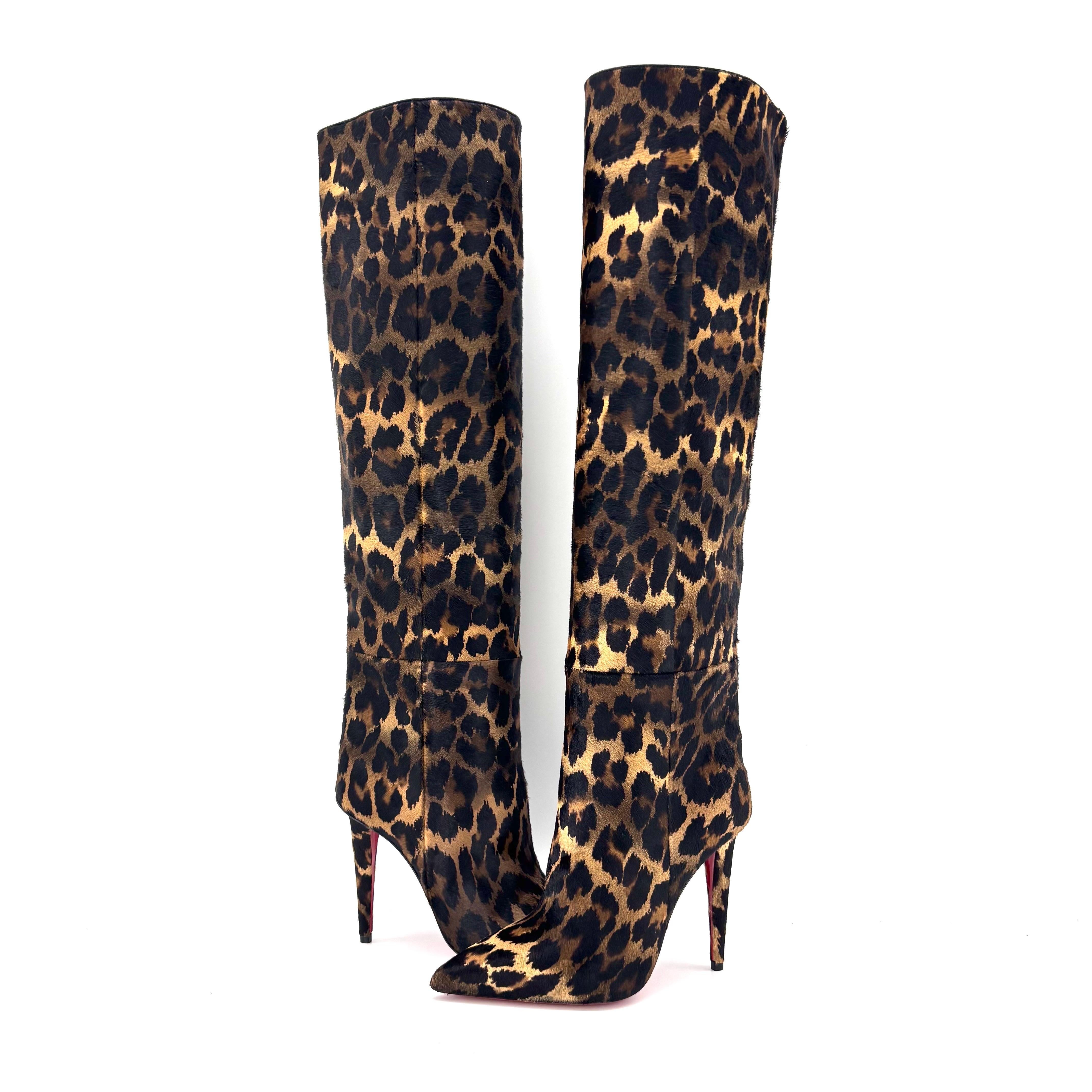 Christian Louboutin Astrilarge Botta 100 Pony Kitty Kid

Farbe Multi
Größe 36EU
Absatzhöhe 100mm

Obermaterial aus Haar auf Ponyleder
Rot lackierte Ledersohle
Über dem Knie liegend
Hoher Stilettoabsatz
Leopardendruckmuster
Gespitzte Zehe

Neu, ohne