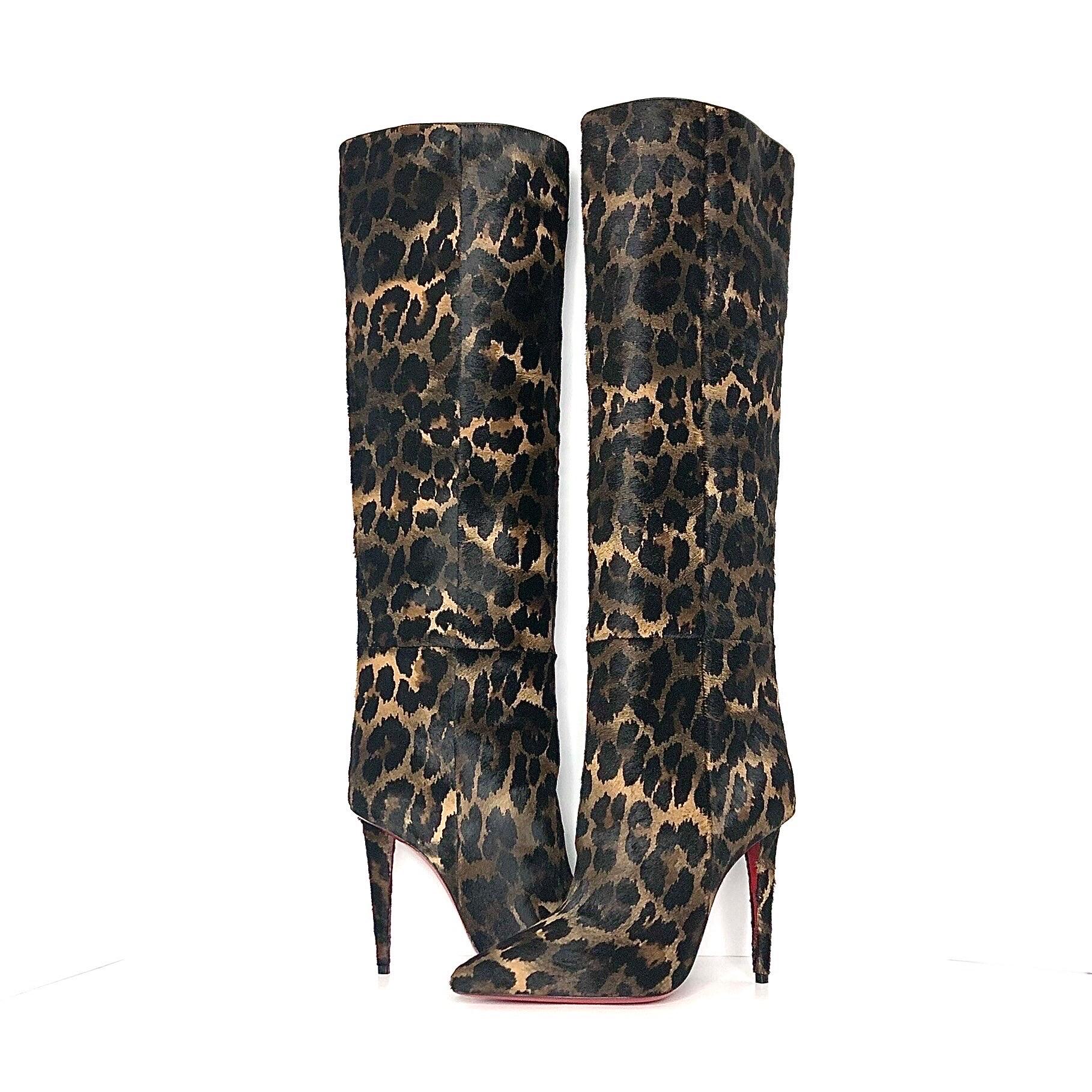 Christian Louboutin Astrilarge Botta 100 Pony Kid
Nuovo, senza scatola originale
Taglia 38EU
Peli sulla parte superiore
Suola in pelle laccata rossa
Lunghezza sopra il ginocchio
Tacco a spillo alto
Modello leopardato

autentico, loubie, night life,