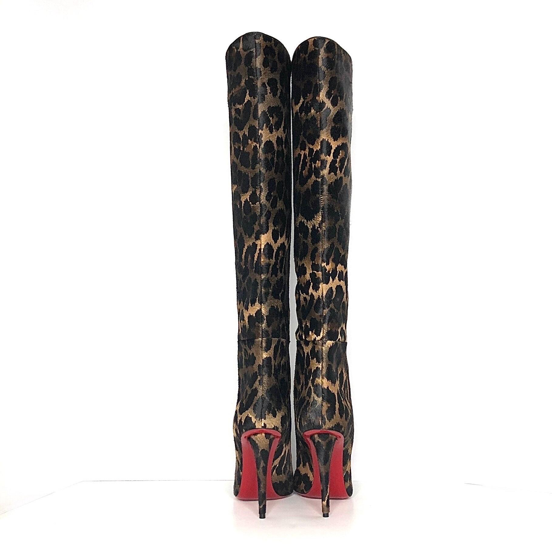 Christian Louboutin Astrilarge Botta 100 Pony Kitty Kid

Size 36
Hair on upper
Red lacquered leather sole
Over the knee length
High stiletto heel
Leopard print pattern

New, no original box, area of balding at left boot toebox as shown

authentic,
