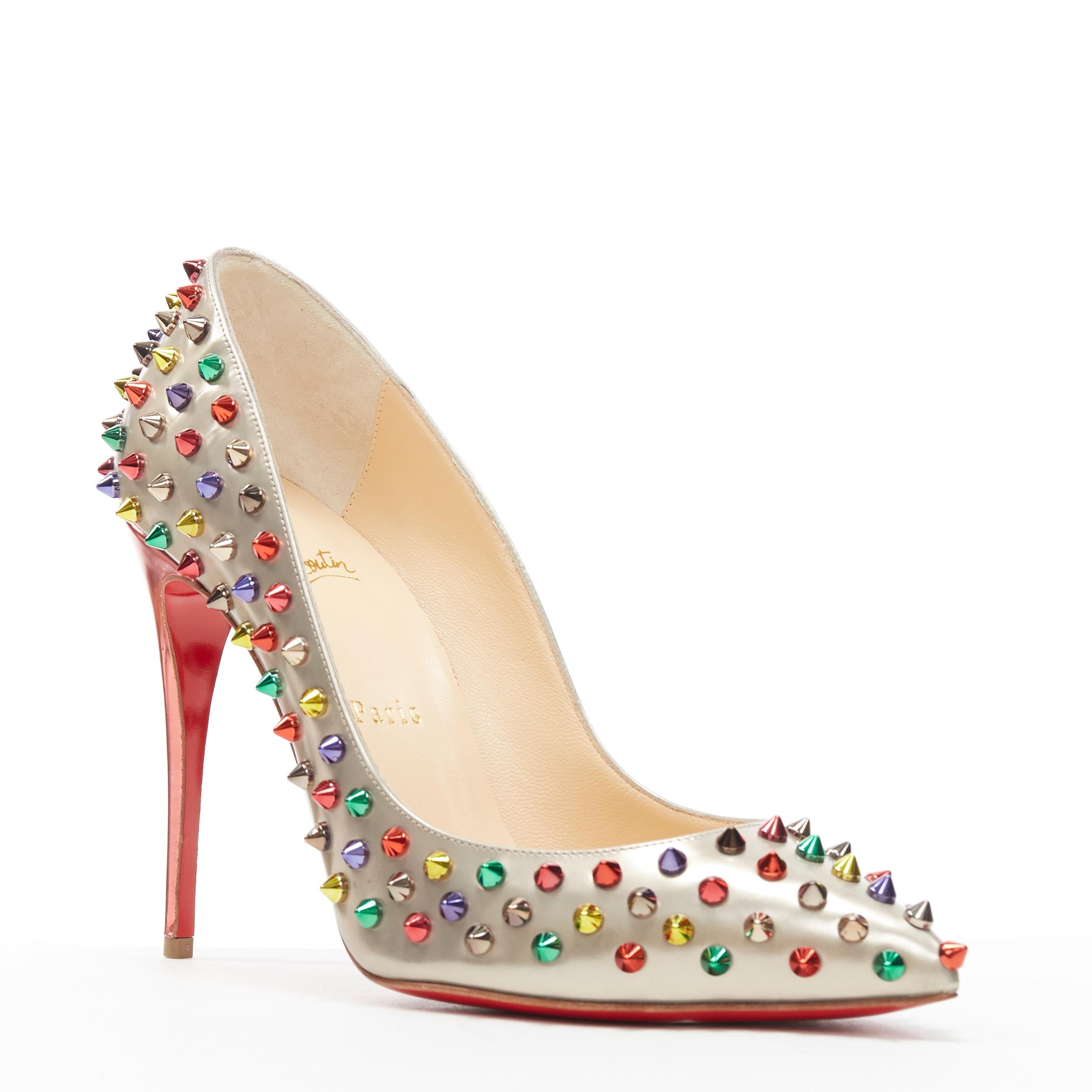 new CHRISTIAN LOUBOUTIN champagne multi spike stud pointed toe pump EU39
Brand: Christian Louboutin
Designer: Christian Louboutin
Model Name / Style: Spike pump
Material: Leather
Color: Gold
Pattern: Solid
Extra Detail: Allover metallic spike stud