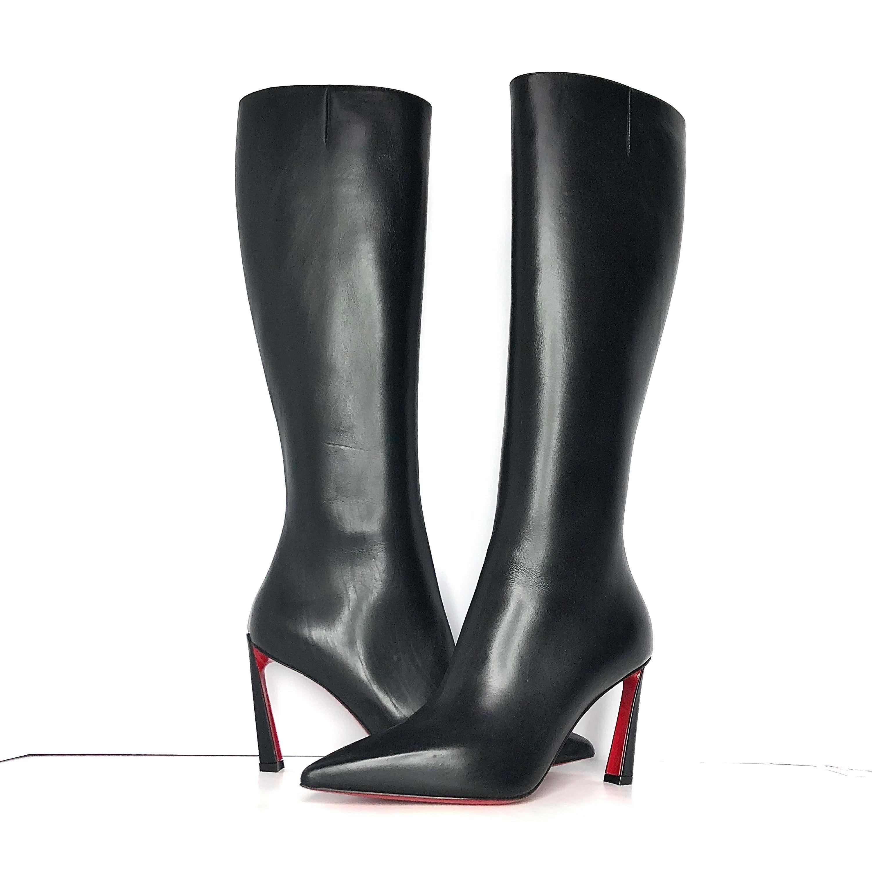 Christian Louboutin Condora Botta
Nuovo, senza scatola originale 
Colore Nero
Taglia 37.5EU
Tomaia in pelle di vitello
Foderato in pelle
Suola in pelle rossa firmata
A punta
Zip laterale nascosta
Altezza dell'albero al ginocchio
Tacco alto
Albero