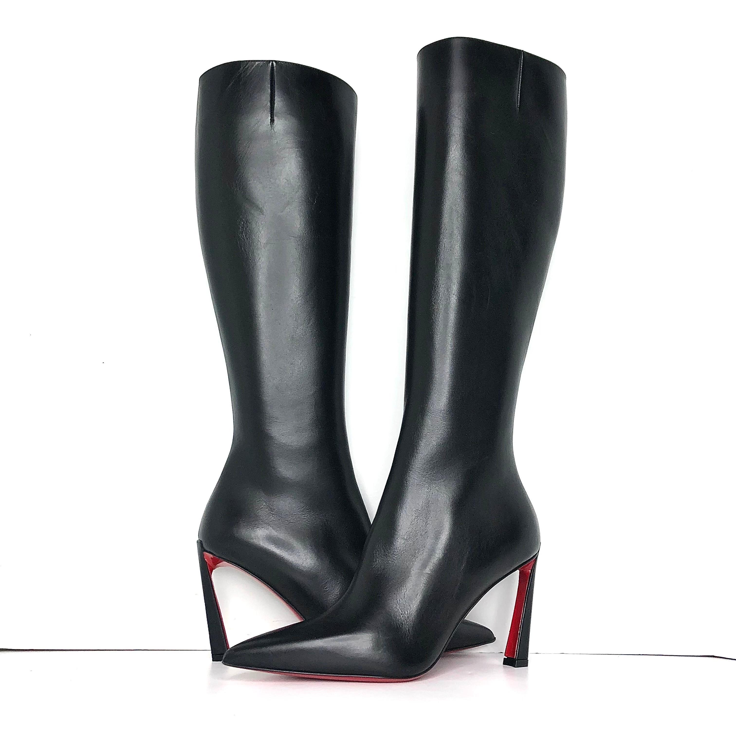 Christian Louboutin Condora Botta
Nuovo, senza scatola originale 
Colore Nero
Taglia 37EU
Tomaia in pelle di vitello
Foderato in pelle
Suola in pelle rossa firmata
A punta
Zip laterale nascosta
Altezza dell'albero al ginocchio
Tacco alto

lusso,