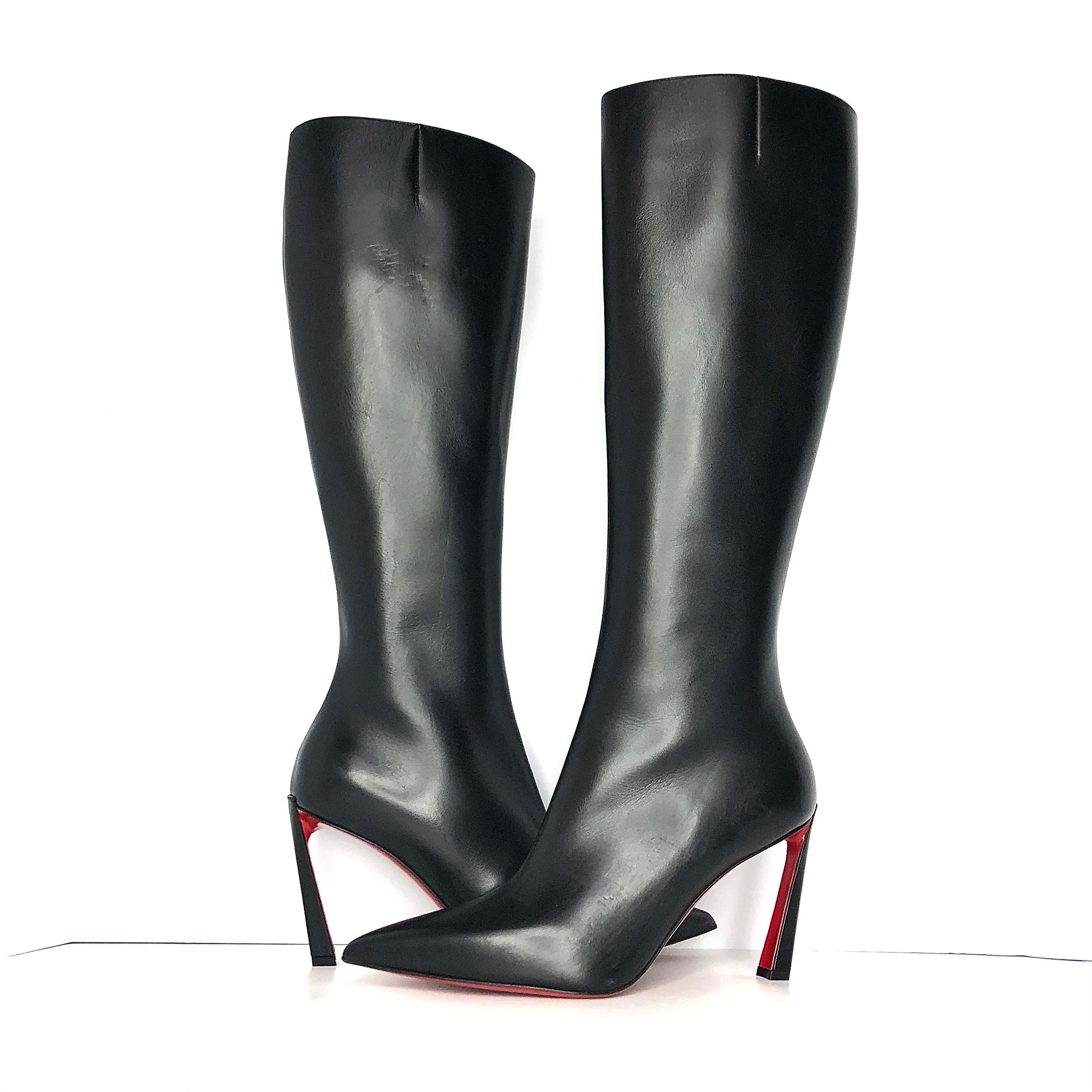 Christian Louboutin Condora Botta
Nuovo, senza scatola originale (aree con piccole ammaccature come mostrato)
Colore Nero
Taglia 39.5EU
Tomaia in pelle di vitello
Foderato in pelle
Suola in pelle rossa firmata
A punta
Zip laterale nascosta
Altezza