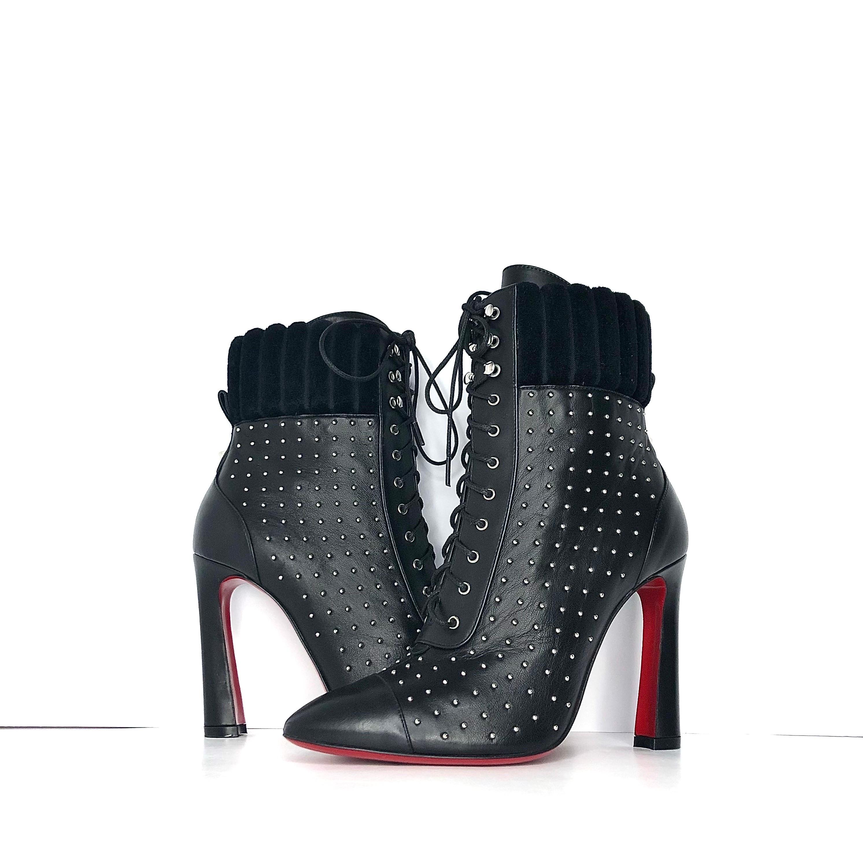 Christian Louboutin Dakita 100 Stivali stringati
Nuovo, senza scatola originale
Colore Nero
Taglia 36.5EU
Tomaia in pelle
Tomaia con borchie
Allacciatura
Con il colletto
Grande dettaglio a spillo sul tallone
Tacco alto

fondo rosso, classico, senza