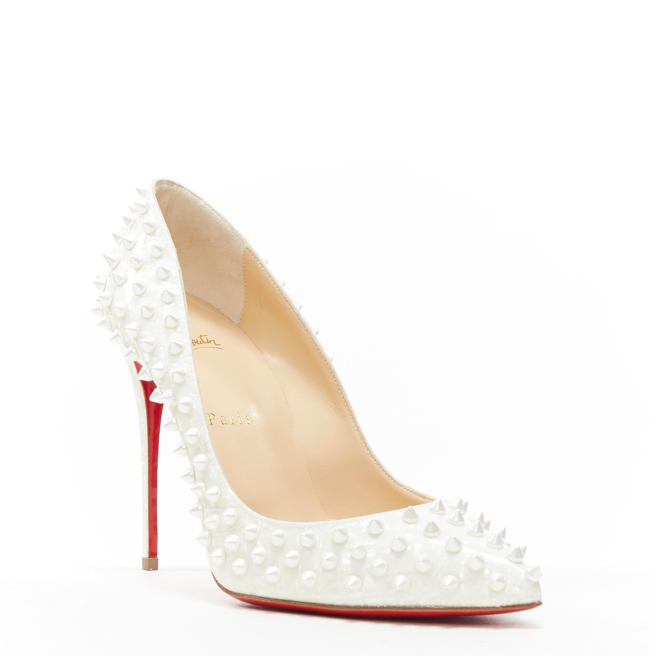 new CHRISTIAN LOUBOUTIN Follies Spikes pearl white spike stud patent pump EU39.5
Brand: Christian Louboutin
Designer: Christian Louboutin
Model Name / Style: Follies Spikes
Material: Patent leather
Color: White
Pattern: Solid
Extra Detail: Style