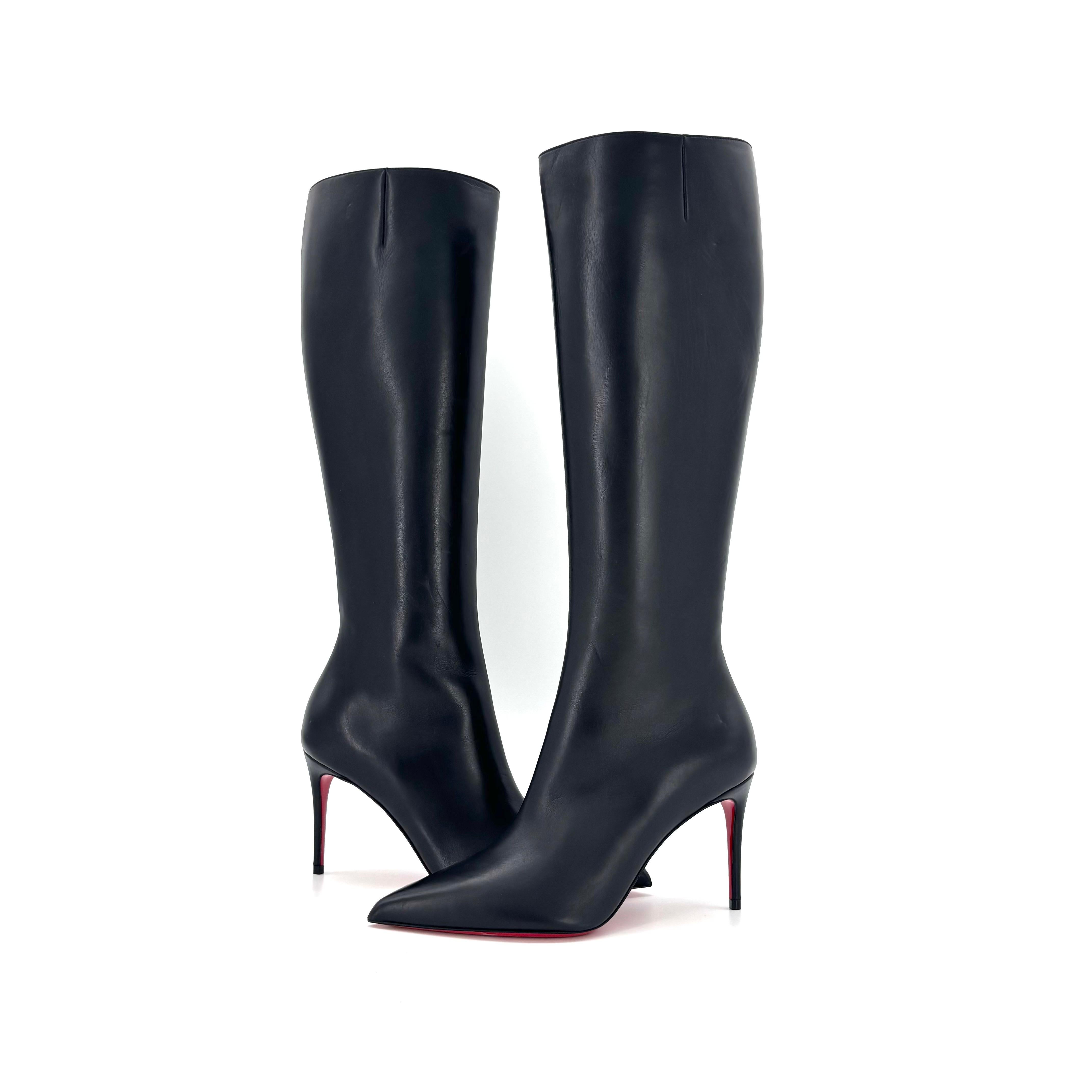 Christian Louboutin Kate Botta 85 Stivali in pelle alti al ginocchio e a punta nera

Colore Nero
Taglia 36EU
Altezza del tacco 

Tomaia in pelle di vitello
Foderato in pelle
Suola in pelle rossa firmata
A punta
Zip laterale nascosta
Altezza