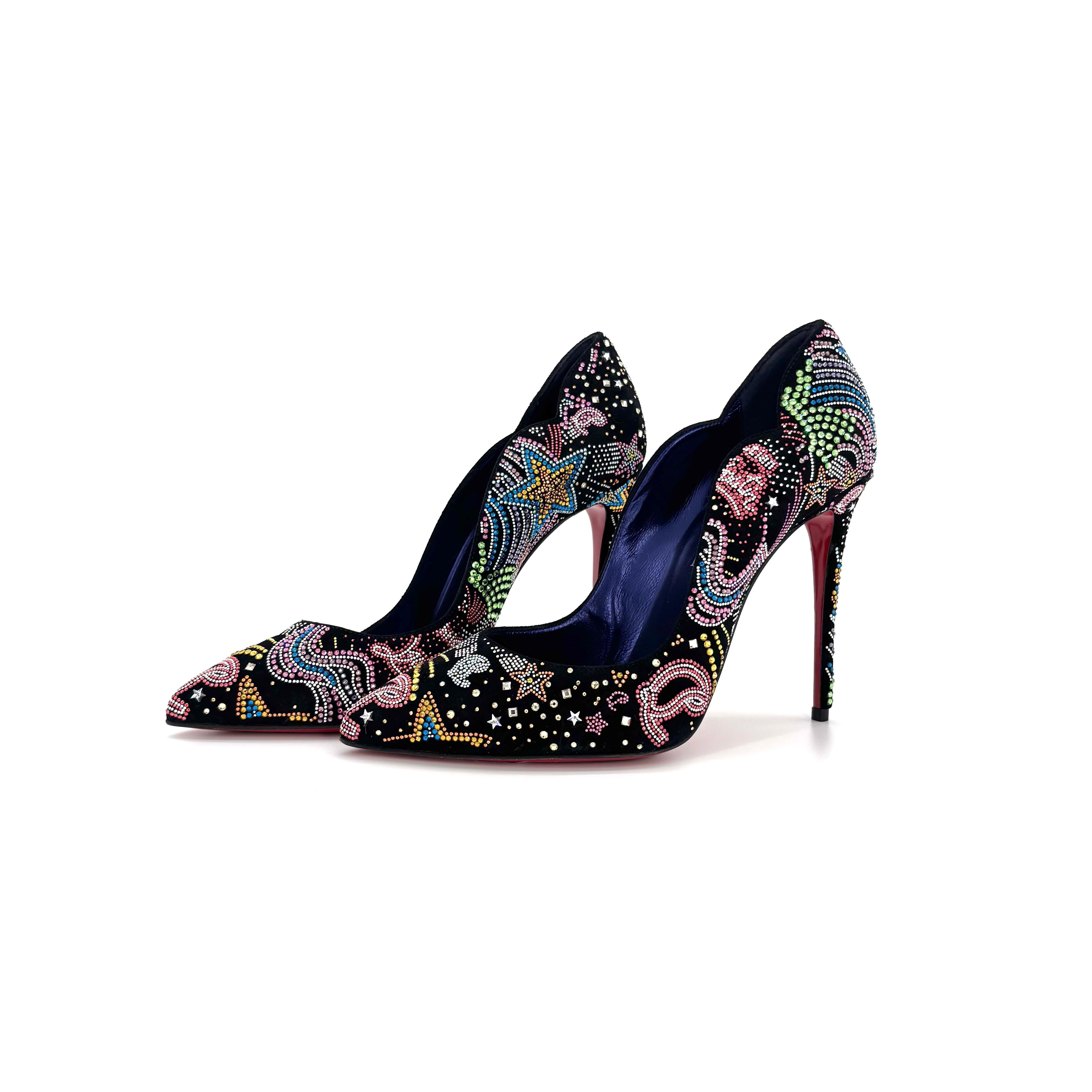 Chritian Louboutin Hot Chick Nieten Kristall verschönert Limited Edition Pumps

Farbe Multi
Größe 38EU 8US
Absatzhöhe 4.25in

Obermaterial Wildleder
Leder gefüttert 
Grafik Multicolor-Kristalle 
Gespitzte Zehe
Hoher Stilettoabsatz
Klassische rote