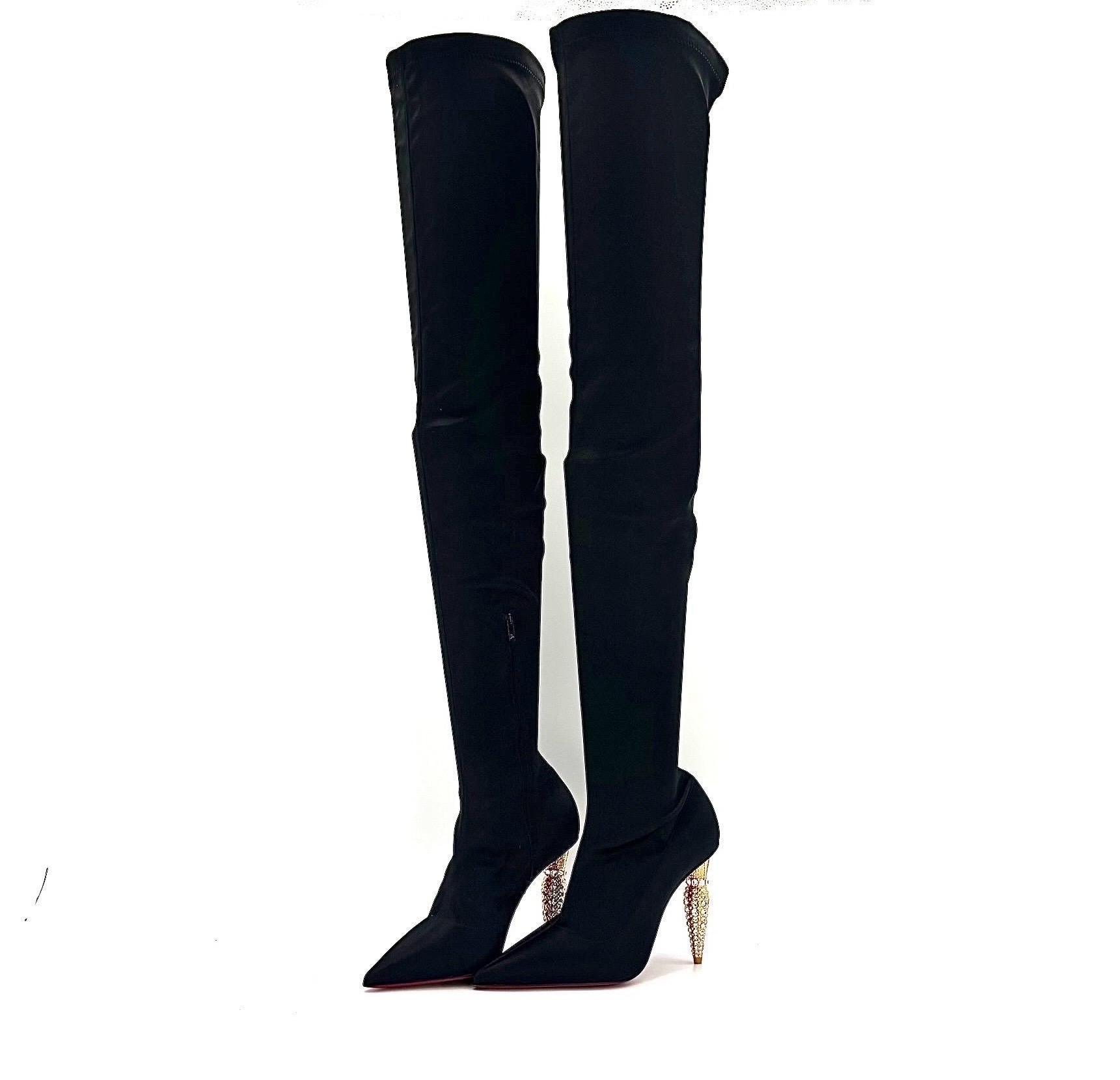 Christian Louboutin Lipstrass Botta Alta Botas altas al muslo adornadas con cristales

Color Negro
Talla 37.5EU
Altura del tacón 100 mm

Parte superior satinada
Suela de cuero rojo
Punta afilada
Cremallera lateral oculta
Altura de la caña por encima