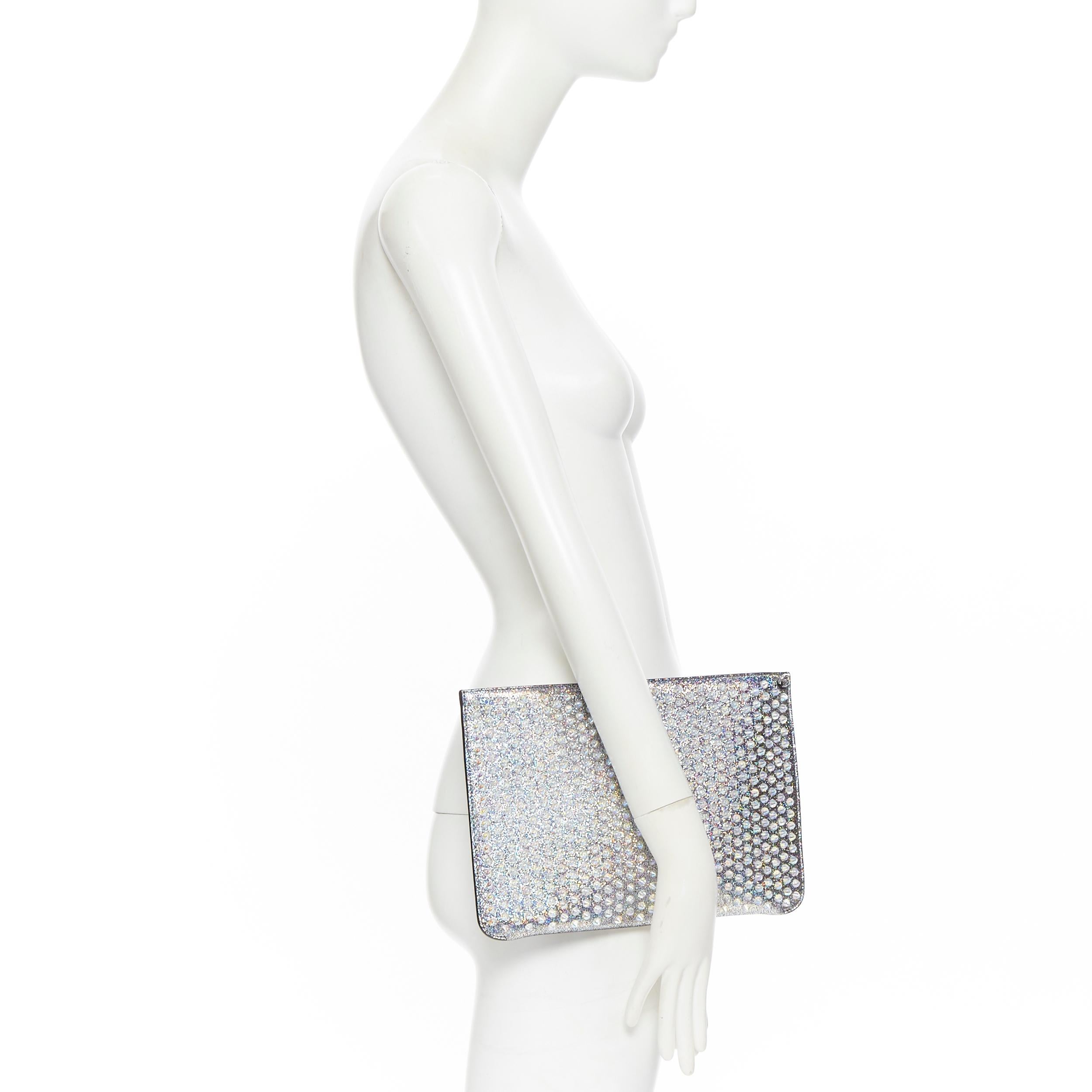 new CHRISTIAN LOUBOUTIN Loubiclutch iridescent silver spike stud zip clutch bag
Brand: Christian Louboutin
Designer: Christian Louboutin
Model Name / Style: Loubiclutch
Material: Leather
Color: Silver
Pattern: Solid
Extra Detail: Holographic silver