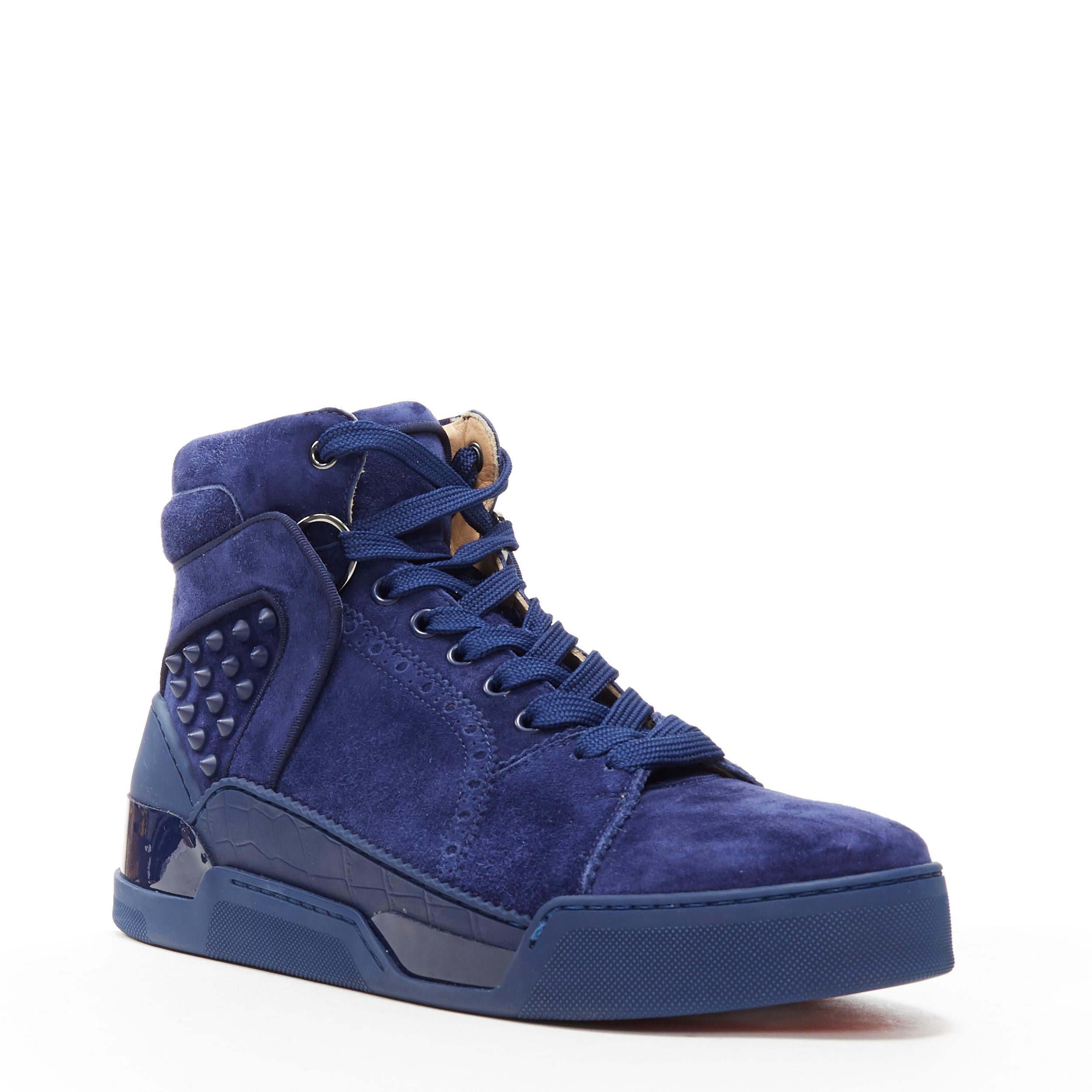 new CHRISTIAN LOUBOUTIN Loubikick navy blue suede spike high top sneaker EU41
Brand: Christian Louboutin
Designer: Christian Louboutin
Model Name / Style: Loubikick
Material: Suede
Color: Blue
Pattern: Solid
Closure: Lace up
Extra Detail: Style