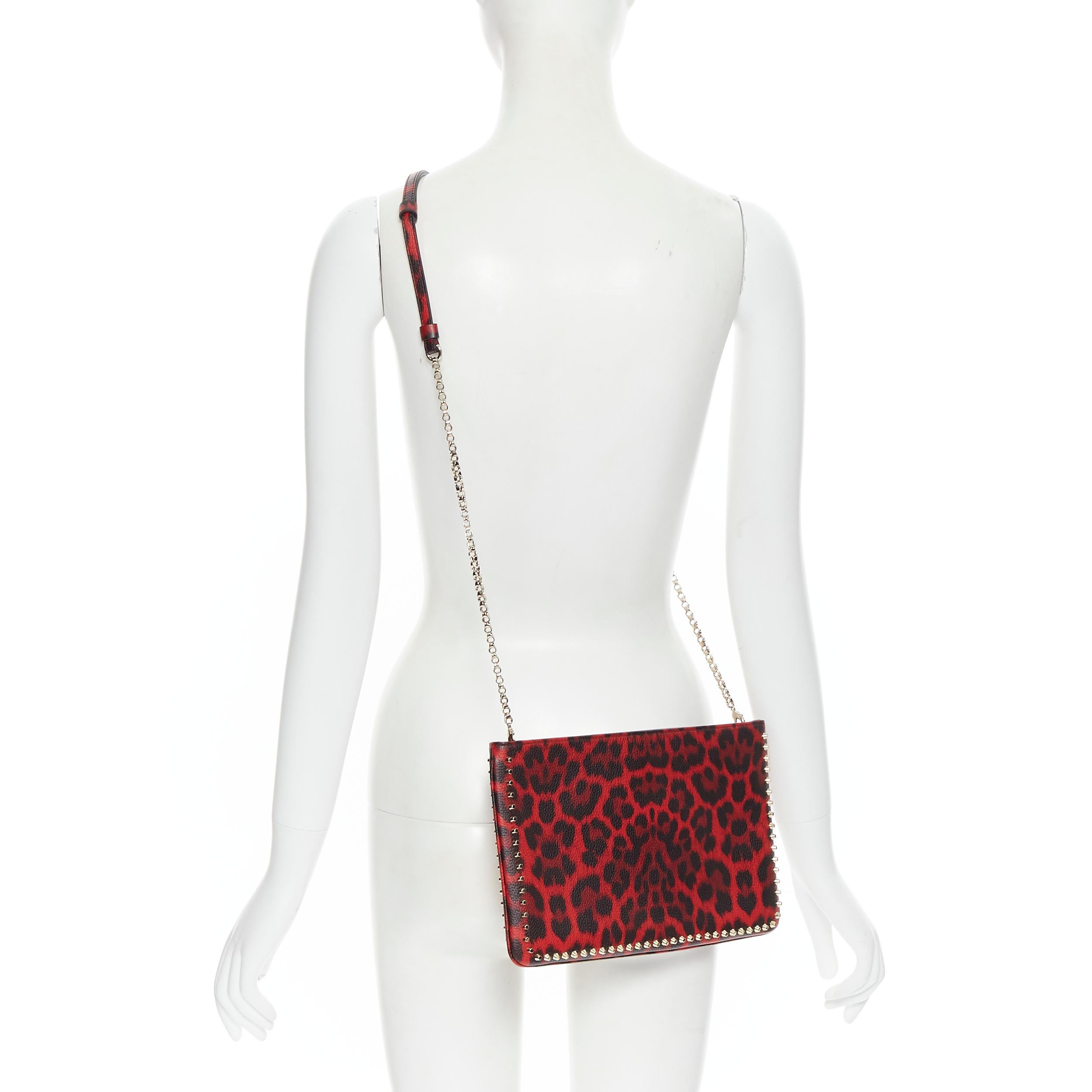 new CHRISTIAN LOUBOUTIN Loubiposh red leopard gold stud crossbody clutch bag 
Reference: TGAS/B00591 
Brand: Christian Louboutin 
Designer: Christian Louboutin 
Model: Loubiposh 
Material: Leather 
Color: Red 
Pattern: Leopard 
Closure: Zip 
Extra