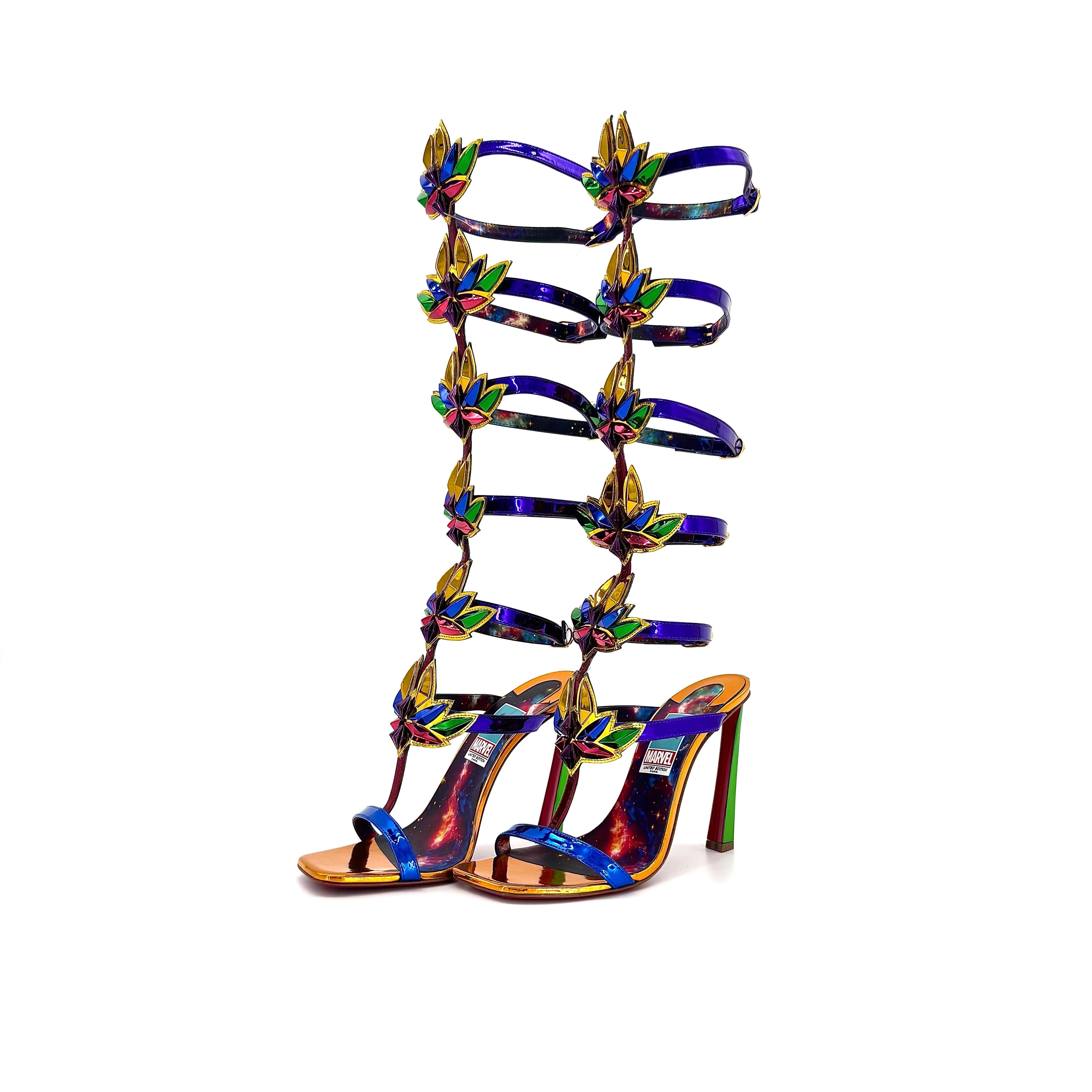 Christian Louboutin x Marvel Sea Warrior 100 Gladiator Knee High Sandals

Couleur Multi
Taille 38EU
Hauteur du talon 100 mm

Dessus en cuir verni métallisé
Semelle en cuir
Collaboration Marvel collection en édition limitée
Embellissement en pierres