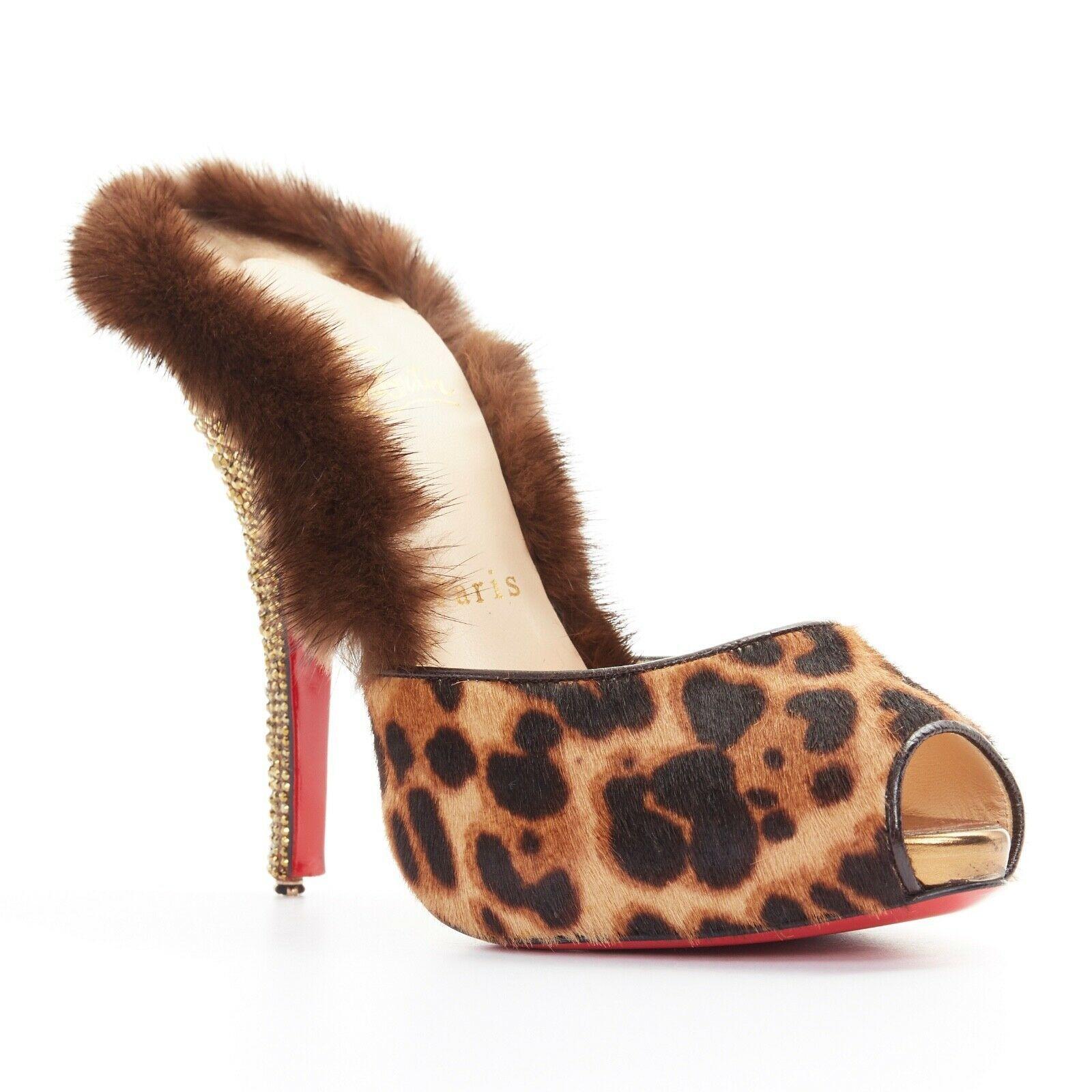 new CHRISTIAN LOUBOUTIN Nutria 120 leopard fur trimmed strass heel mule EU38
CHRISTIAN LOUBOUTIN
Leopard print calf-hair leather upper. 
Peep toe. 
Black leather trimming. 
Genuine brown mink fur trimming. 
Gold strass crystal embellished heel.