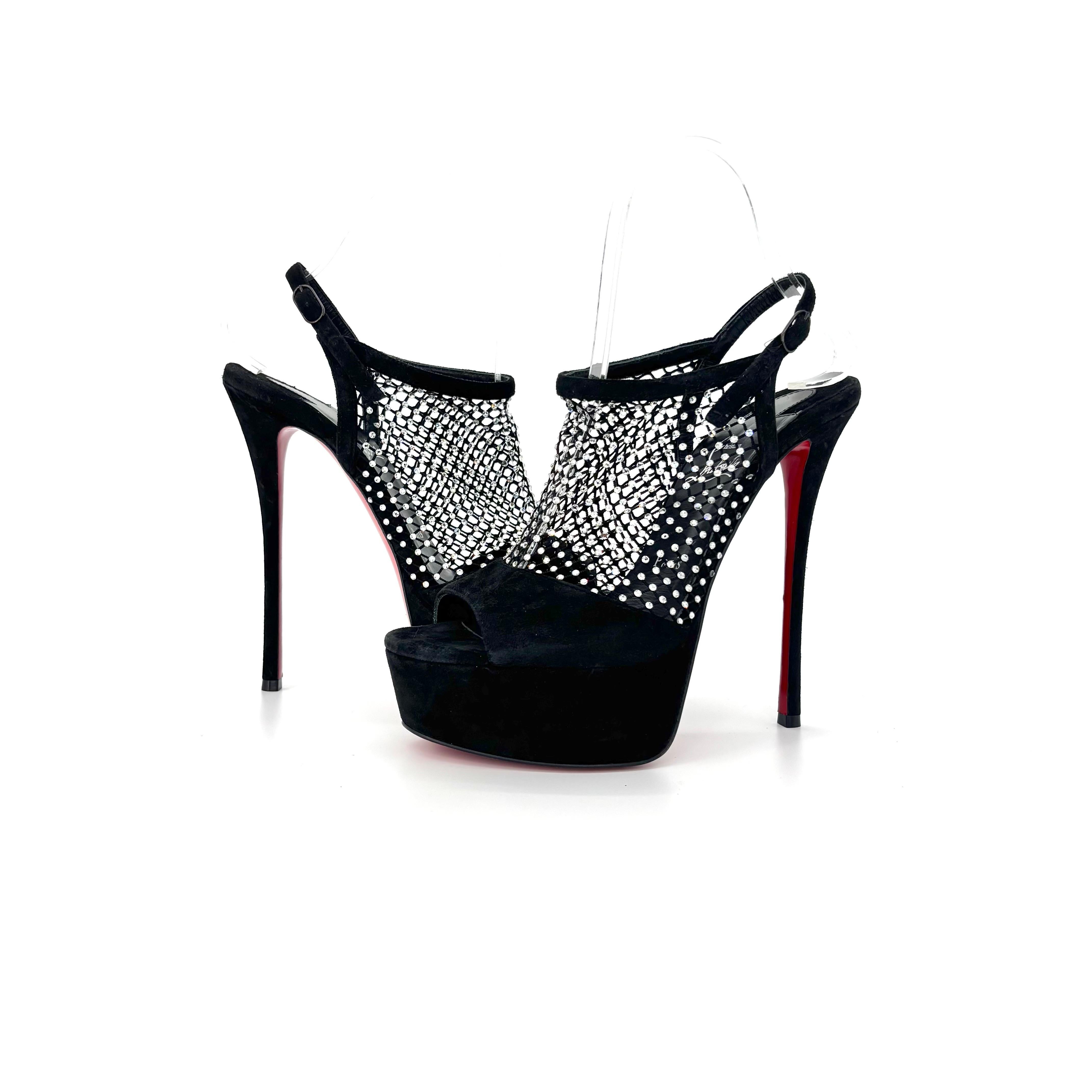 Christian Louboutin Sandali con plateau impreziositi da strass Plougesta Alta

Colore Nero
Taglia 38.5EU
Altezza del tacco 150 mm

Tomaia in pelle scamosciata 
Fondo rosso 
Cinturino alla caviglia regolabile
Tacco a spillo
Tomaia in rete