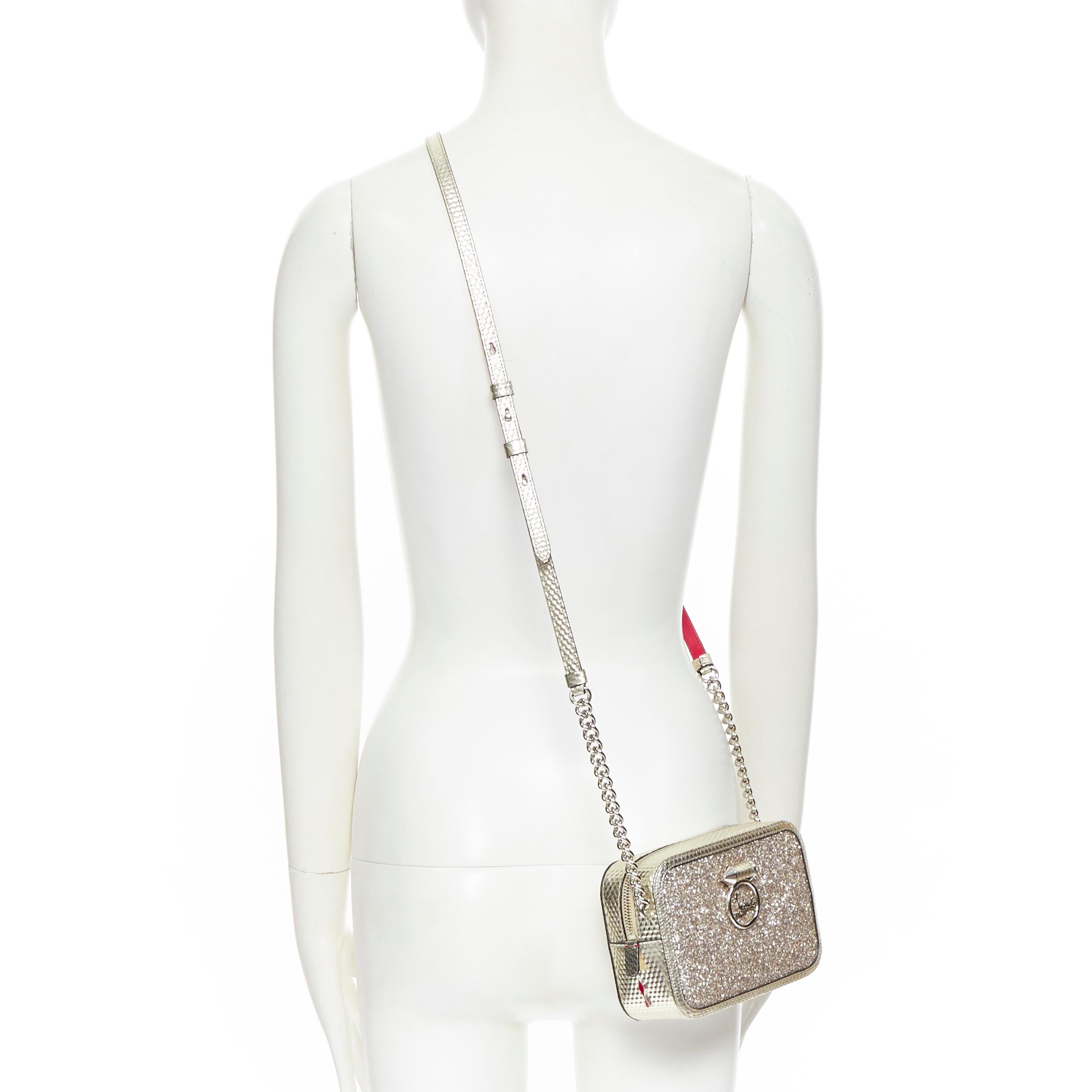 new CHRISTIAN LOUBOUTIN Rubylou Mini Perle Silver glitter crossbody box bag
Brand: Christian Louboutin
Designer: Christian Louboutin
Model Name / Style: Rubylou Mini
Material: Leather
Color: Silver
Pattern: Solid
Extra Detail: Textured metallic