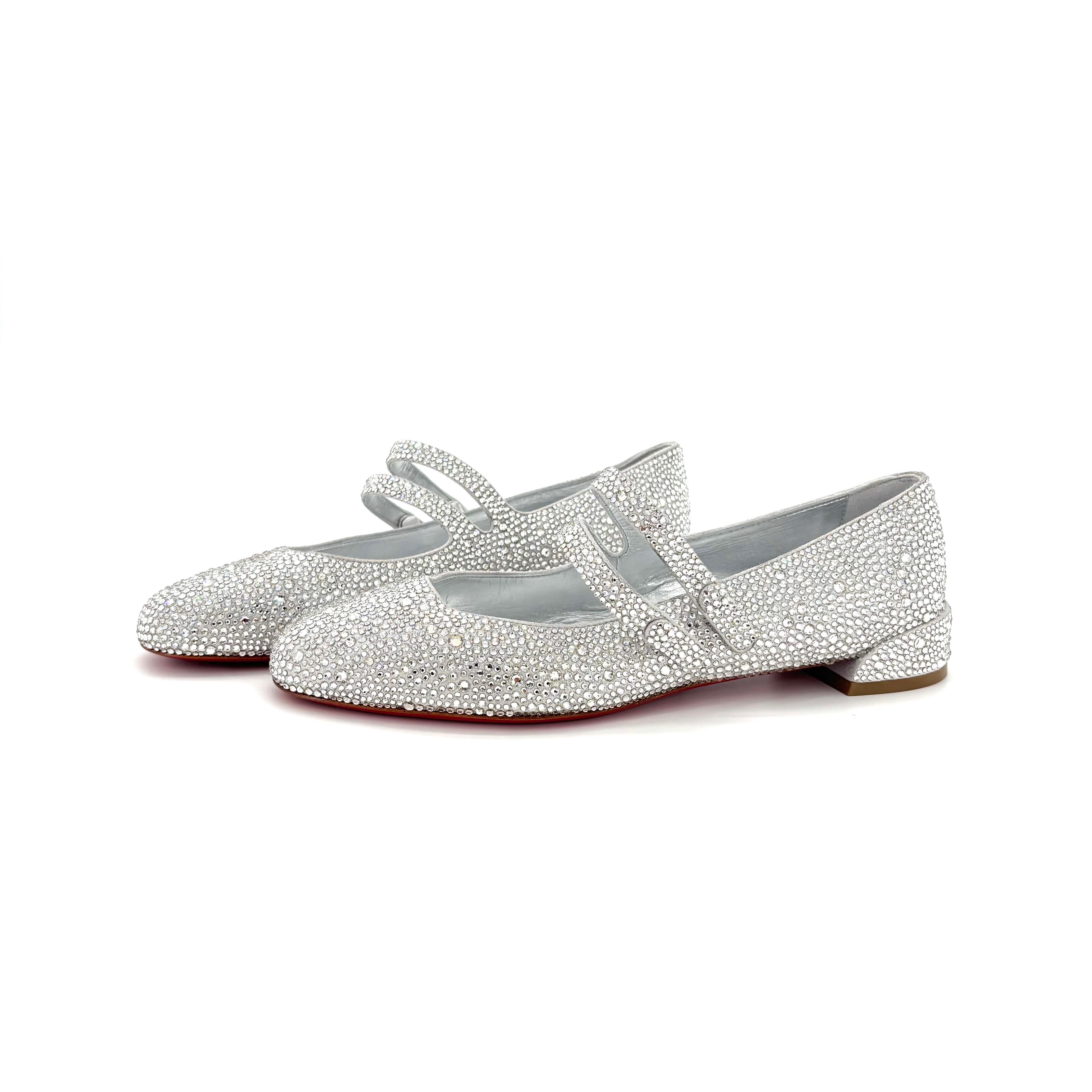 Chritian Louboutin Sweet Jane Strass

Colore Argento
Taglia 36.5EU
Altezza del tacco 0,75 pollici

Tomaia in camoscio con strass argentati
Foderato in pelle
Tacco basso a blocco ricoperto di strass
Punta a mandorla
Red leather sole
Cinturino con