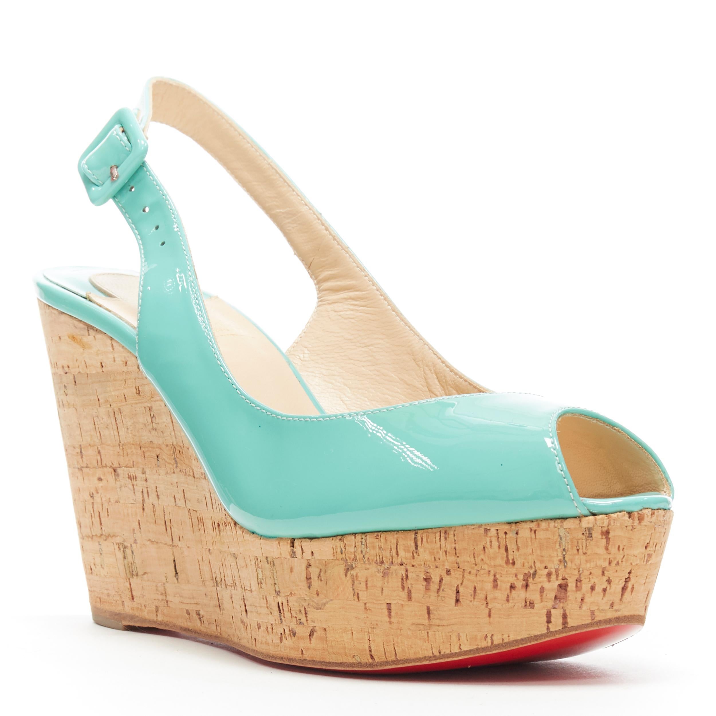 new CHRISTIAN LOUBOUTIN Une Plume Sling 100 turquoise peeptoe cork wedge EU37
Brand: Christian Louboutin
Designer: Christian Louboutin
Model Name / Style: Une Plume Sling 100
Material: Patent leather
Color: Blue
Pattern: Solid
Closure: Buckle
Lining