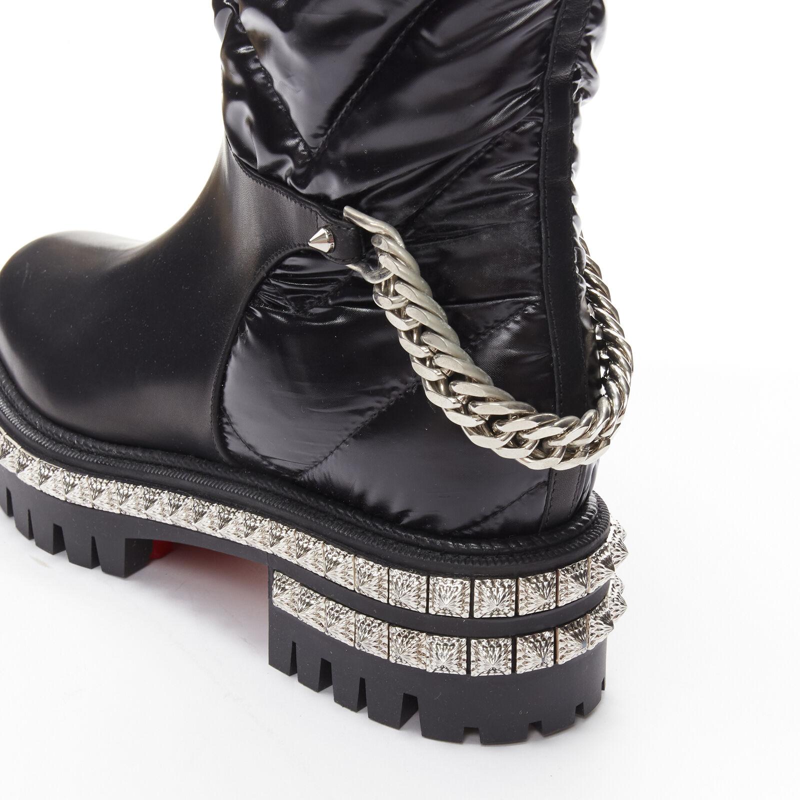new CHRISTIAN LOUBOUTIN Verdonna Flat black leather nylon chain boot EU39
Reference: TGAS/C01486
Brand: Christian Louboutin
Model: Verdonna Flat
Material: Calfskin Leather, Down
Color: Black, Silver
Pattern: Solid
Closure: Pull On
Lining: