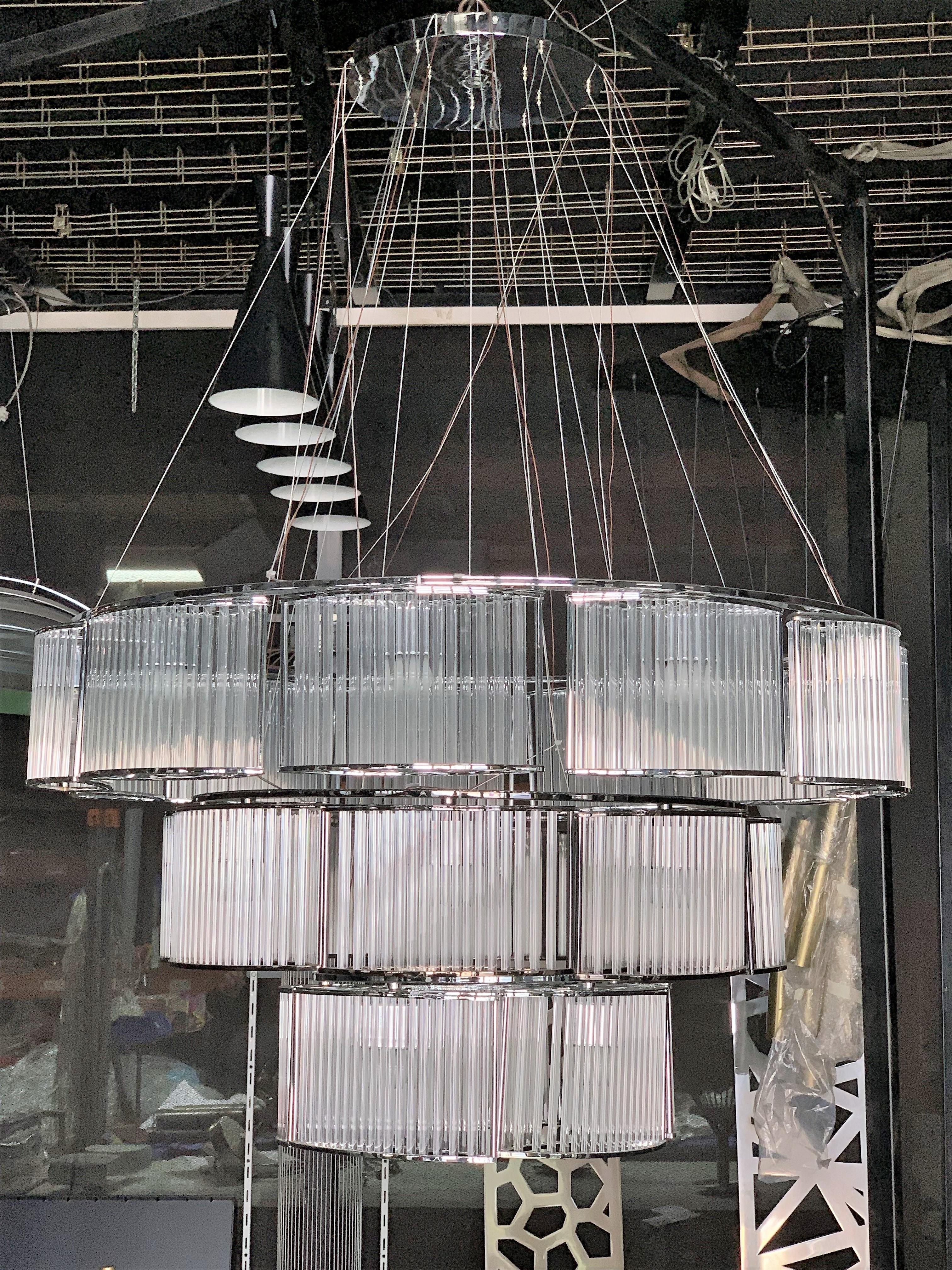 Nouveau lustre circulaire en chrome et verre
Grand lustre circulaire de 43,30 pouces de diamètre avec trois couches d'abat-jour en verre. Le cadre est en chrome et contient de nombreux 