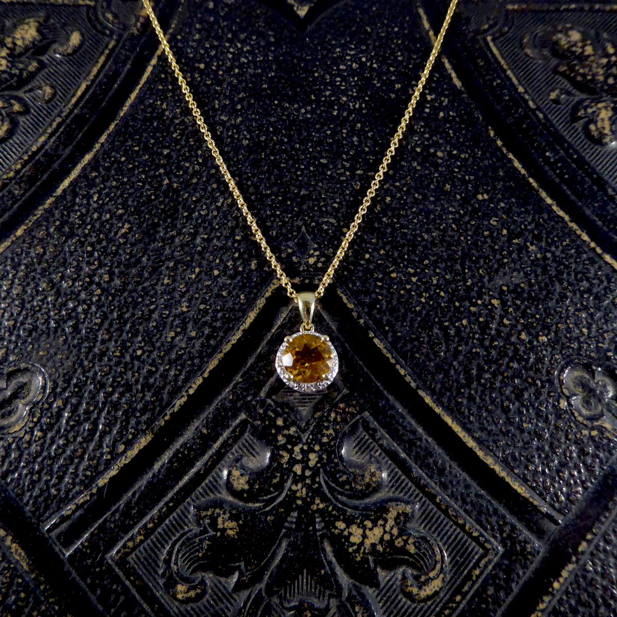 Diese schöne neue Halskette besteht aus einem Citrene-Edelstein in der Mitte und einem mit vier kleinen Diamanten besetzten Halo um den Citrene. Diese Halskette wurde in Handarbeit aus 9 Karat Gelbgold gefertigt und hängt an einer Kette aus 9 Karat