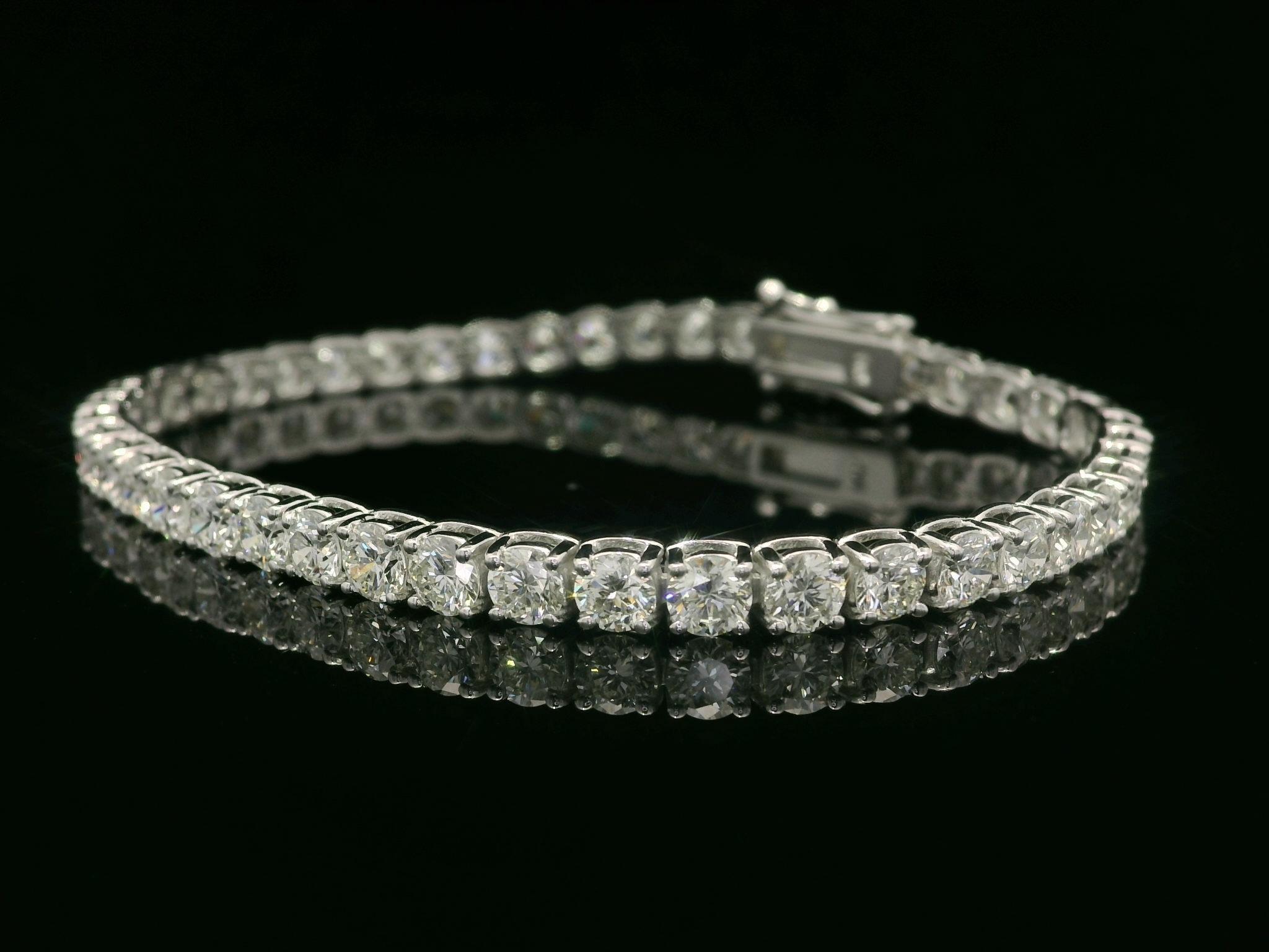 New Classic 14k White Gold 8.87ctw Round Cut VS Diamond Line Tennis Bracelet In New Condition In Montclair, NJ