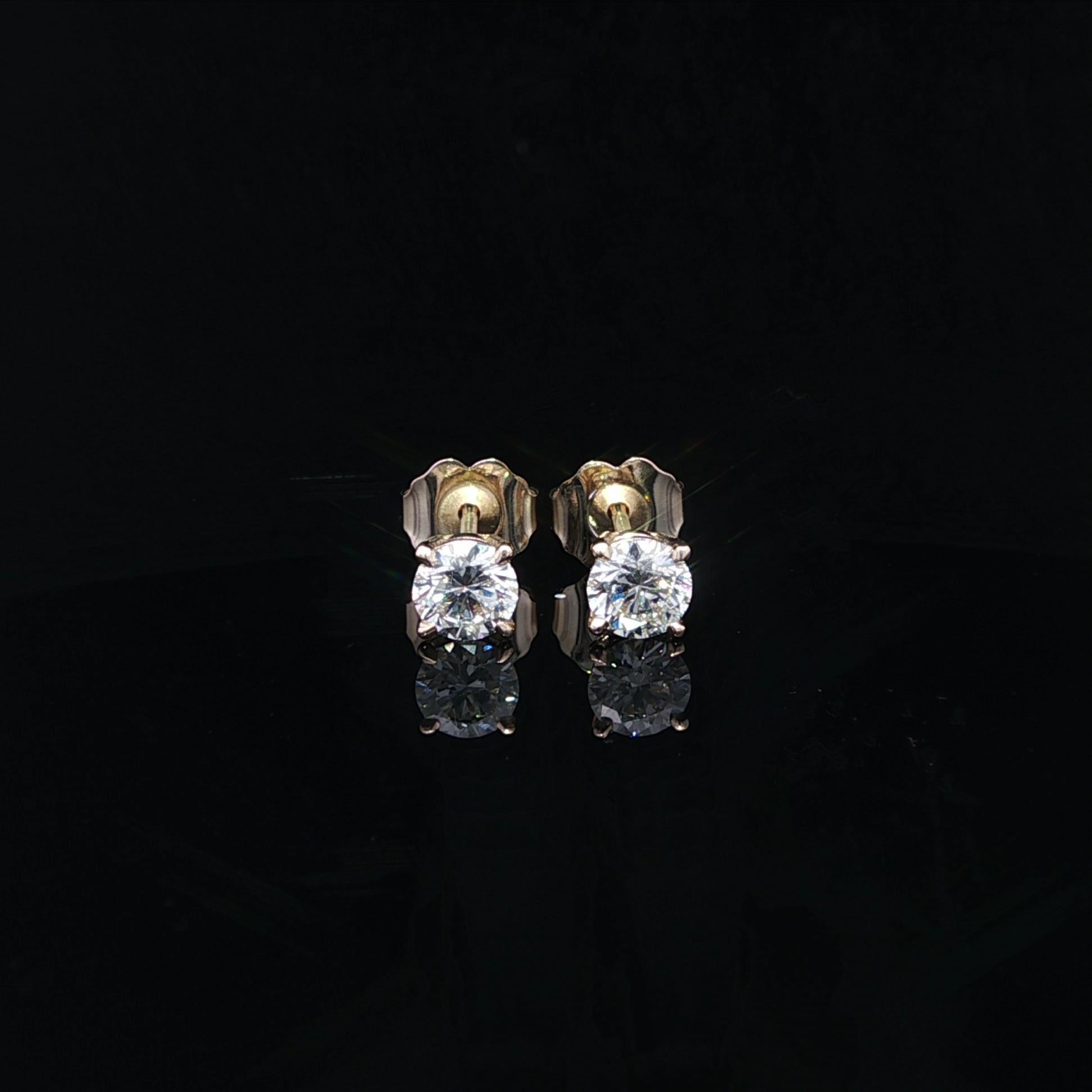 --Pietre: --
(2) Diamanti naturali autentici - Taglio rotondo brillante - Incastonatura a 4 punte - Colore I+I - Purezza VS1/VS2 - 0,69ctw (esatto)

Materiale: Oro giallo massiccio 14k
Peso: 0,85 grammi
Fondello: Perni con chiusura a farfalla (è