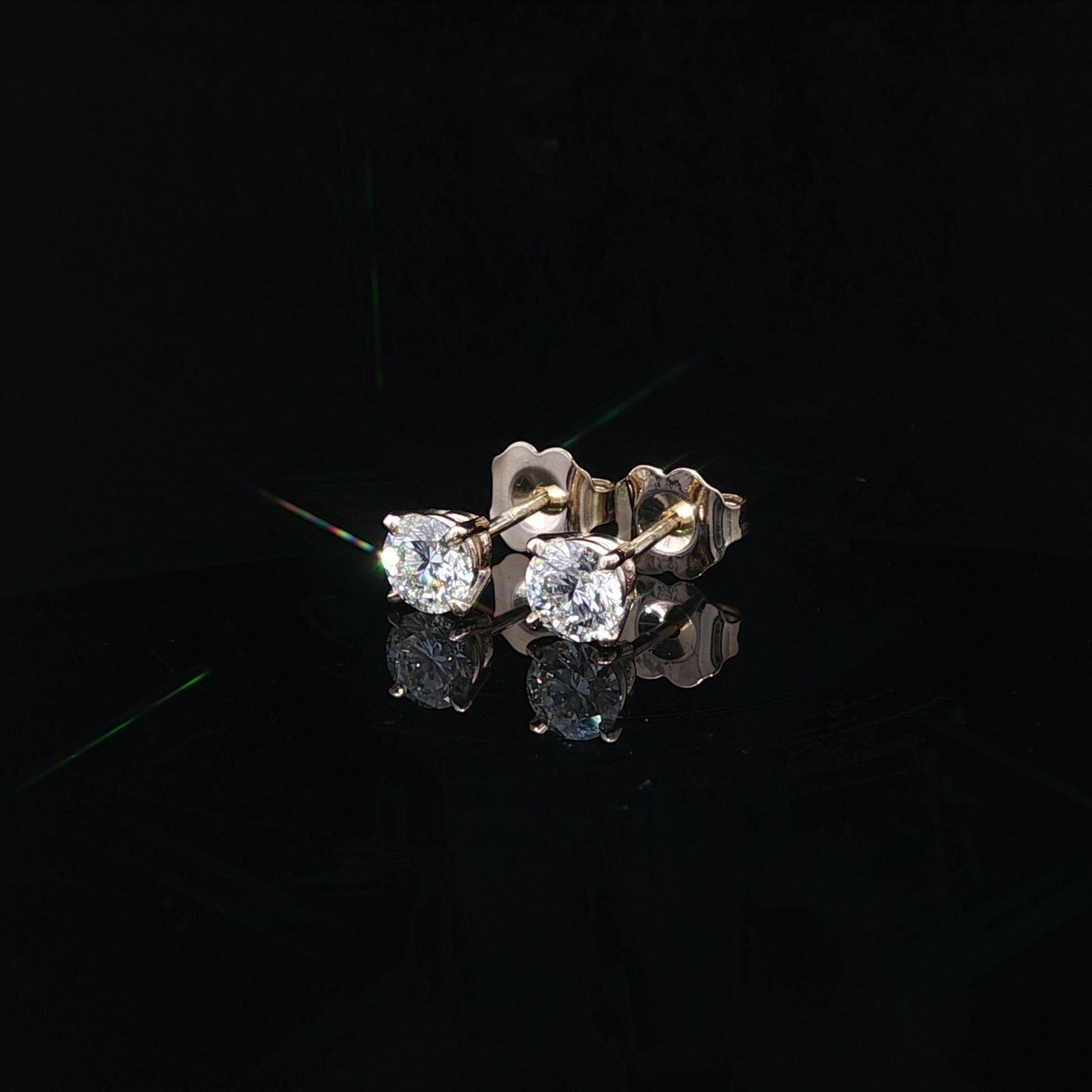 Taglio brillante Nuovi orecchini classici in oro giallo 14k 0,69ctw H VS con diamanti incastonati a 4 punte in vendita