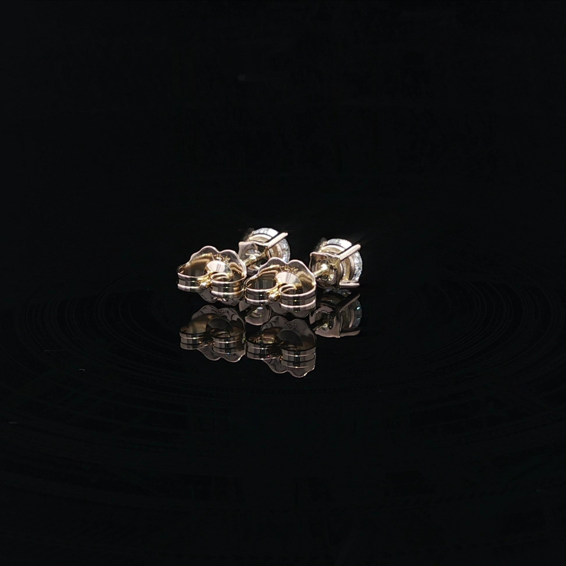 Nuovi orecchini classici in oro giallo 14k 0,69ctw H VS con diamanti incastonati a 4 punte in vendita 1