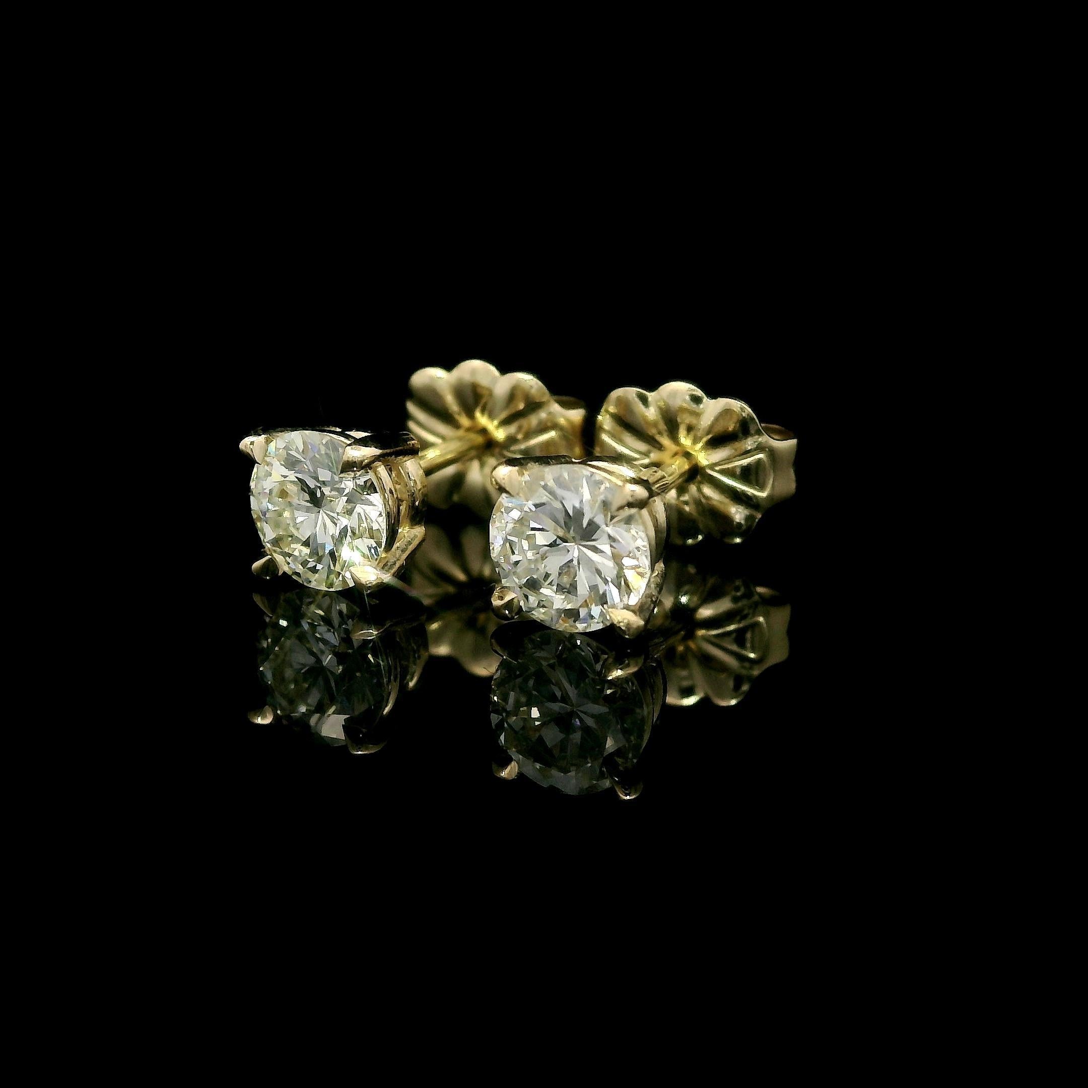 -A. Stone
(2) Diamanti naturali autentici - Taglio rotondo Brilliante - Incastonati - Colore I+I - Purezza VS1/VS2 - 0,75ctw (esatto)

Materiale: Oro giallo massiccio 14k
Peso: 0,91 grammi
Fondello: Ponti con chiusura a farfalla (è necessario avere