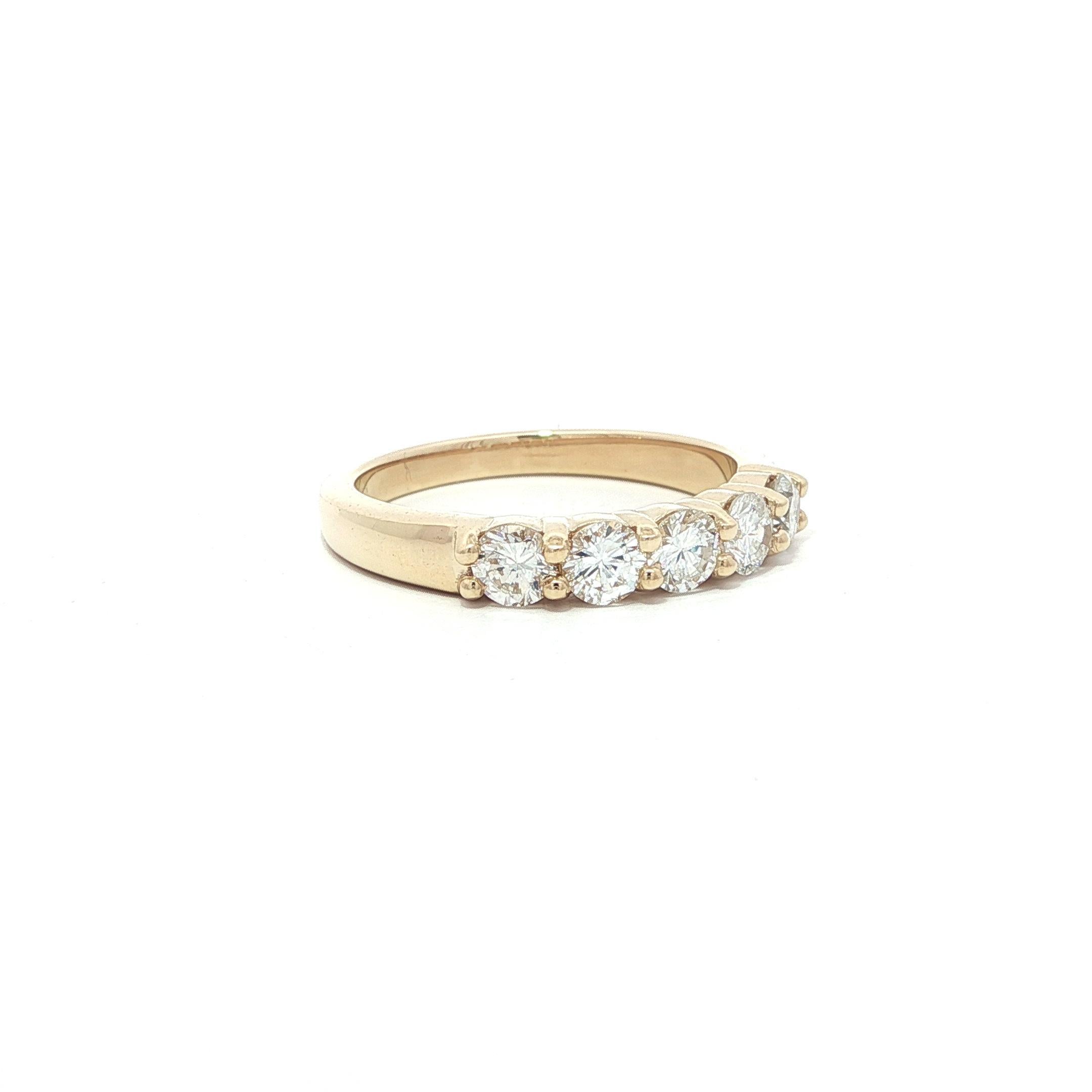 Nuevo Anillo Clásico de Oro Amarillo de 14k 0,84ctw VS Diamante Redondo 5 Piedras Apilado en venta 5