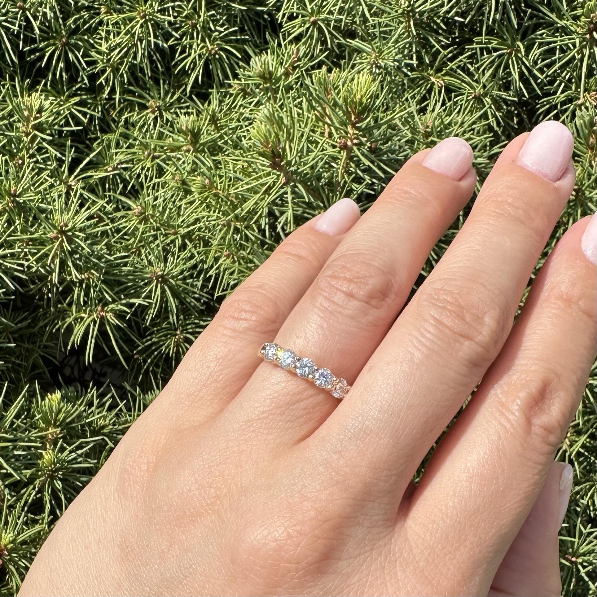 Nuevo Anillo Clásico de Oro Amarillo de 14k 0,84ctw VS Diamante Redondo 5 Piedras Apilado Corte brillante en venta