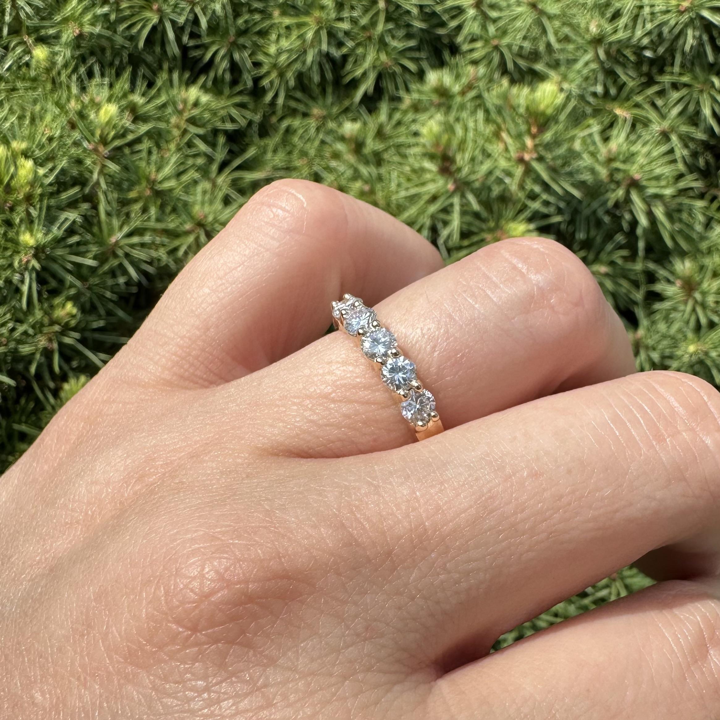 Nuevo Anillo Cl�ásico de Oro Amarillo de 14k 0,84ctw VS Diamante Redondo 5 Piedras Apilado en Nuevo estado para la venta en Montclair, NJ