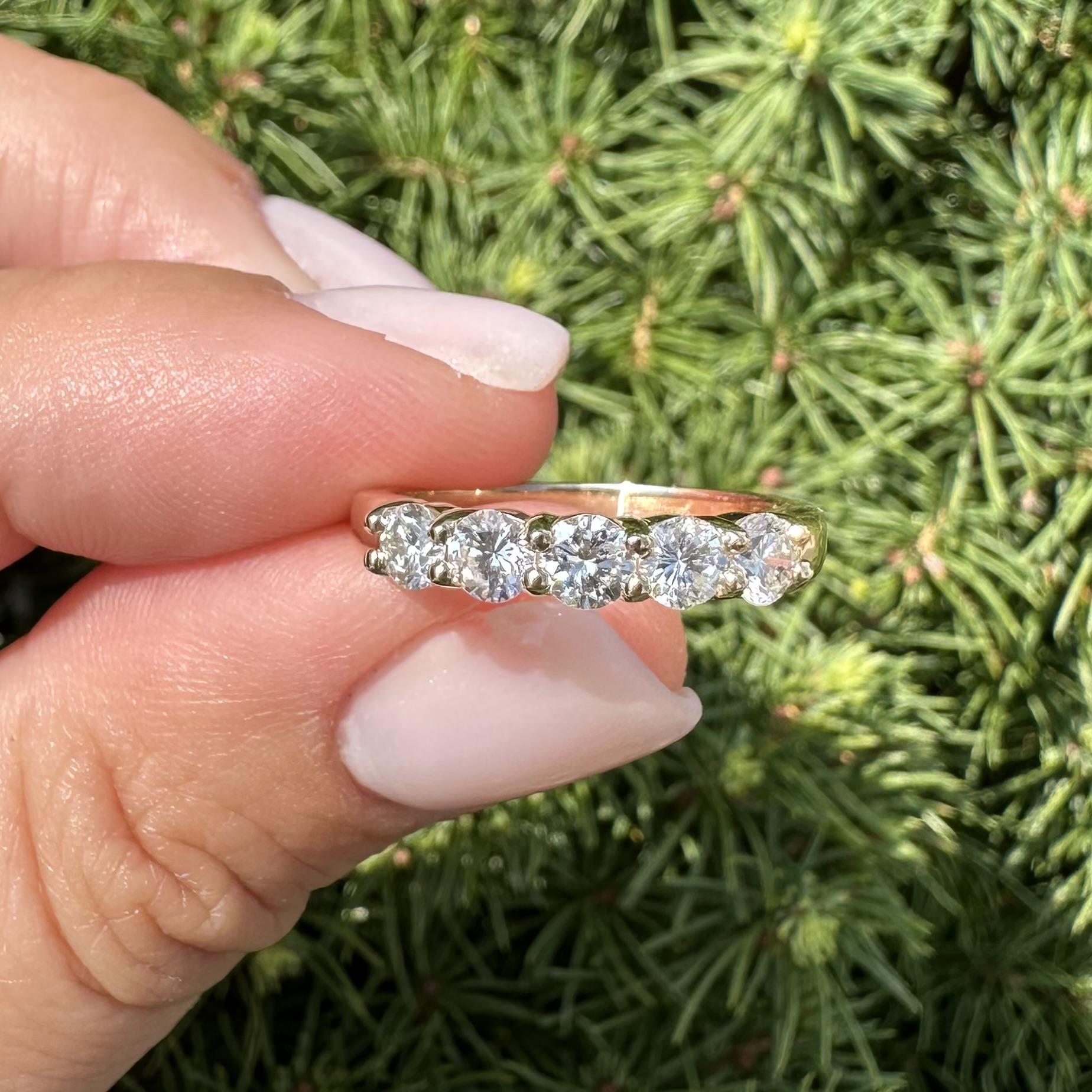 De las mujeres Nuevo Anillo Clásico de Oro Amarillo de 14k 0,84ctw VS Diamante Redondo 5 Piedras Apilado en venta