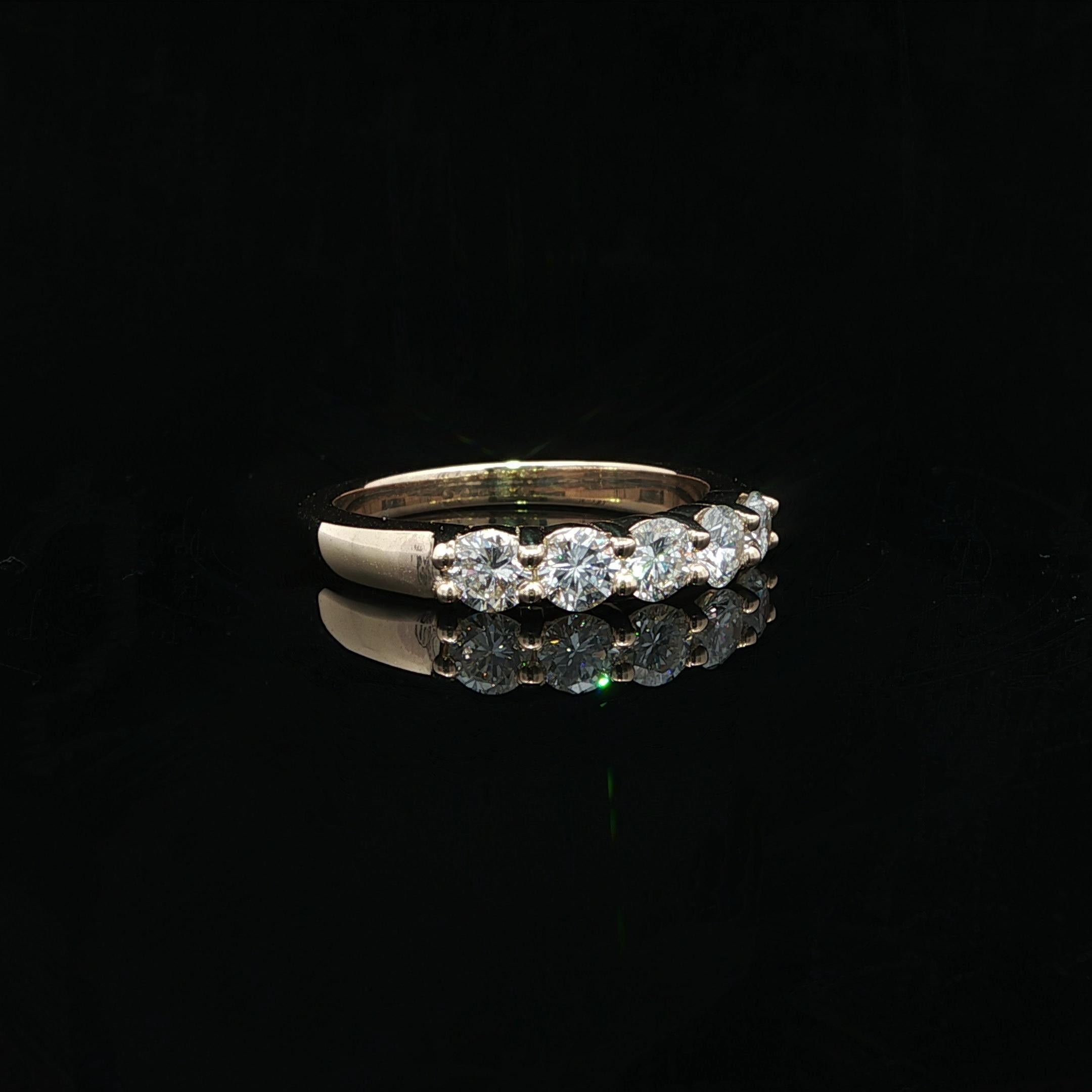 Nuevo Anillo Clásico de Oro Amarillo de 14k 0,84ctw VS Diamante Redondo 5 Piedras Apilado en venta 2